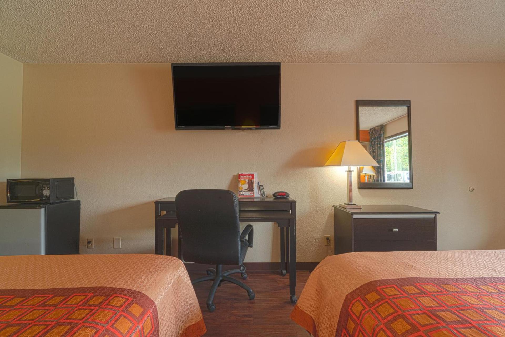 Regency Inn & Suites By OYO Bay City TX photo 68