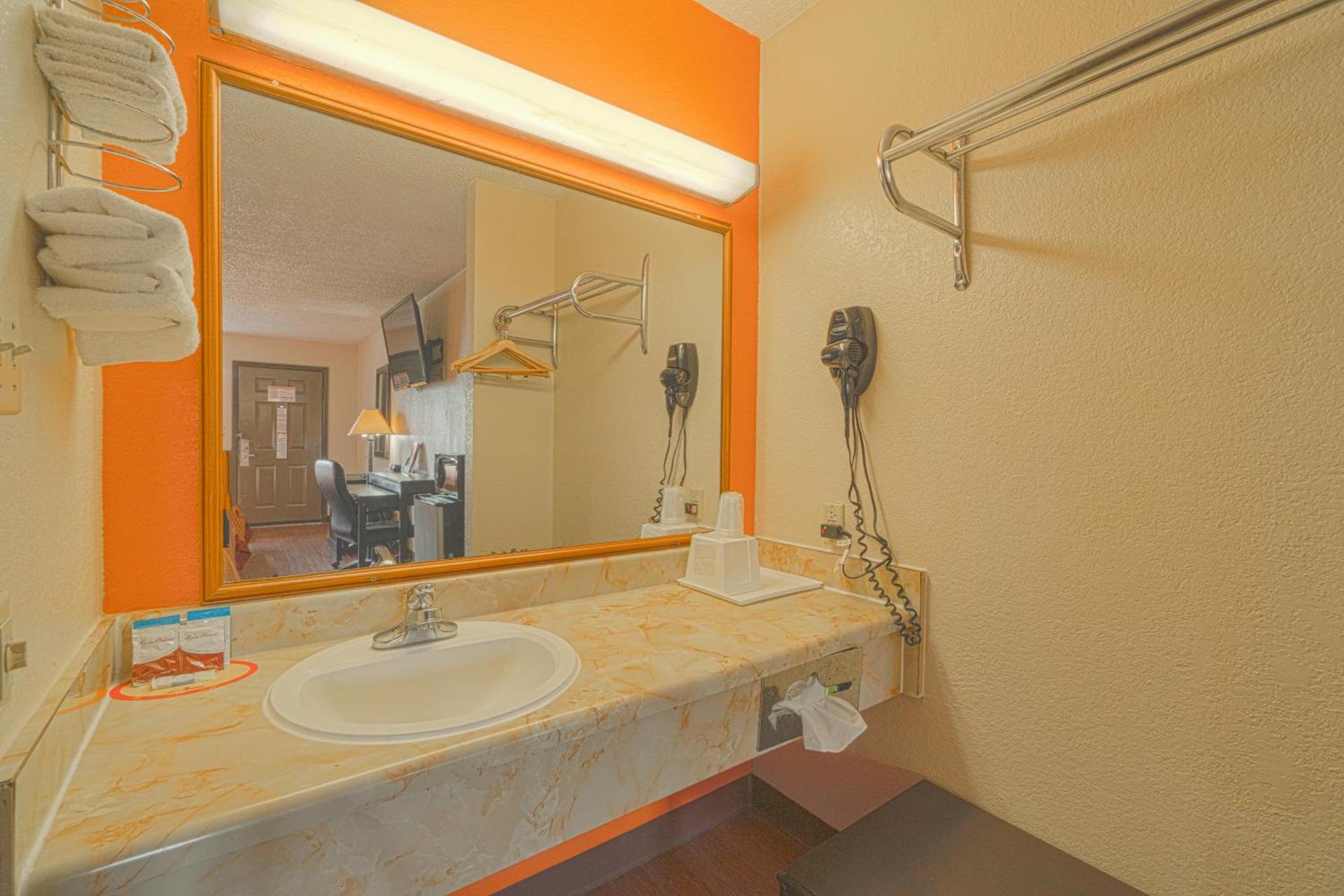 Regency Inn & Suites By OYO Bay City TX photo 67