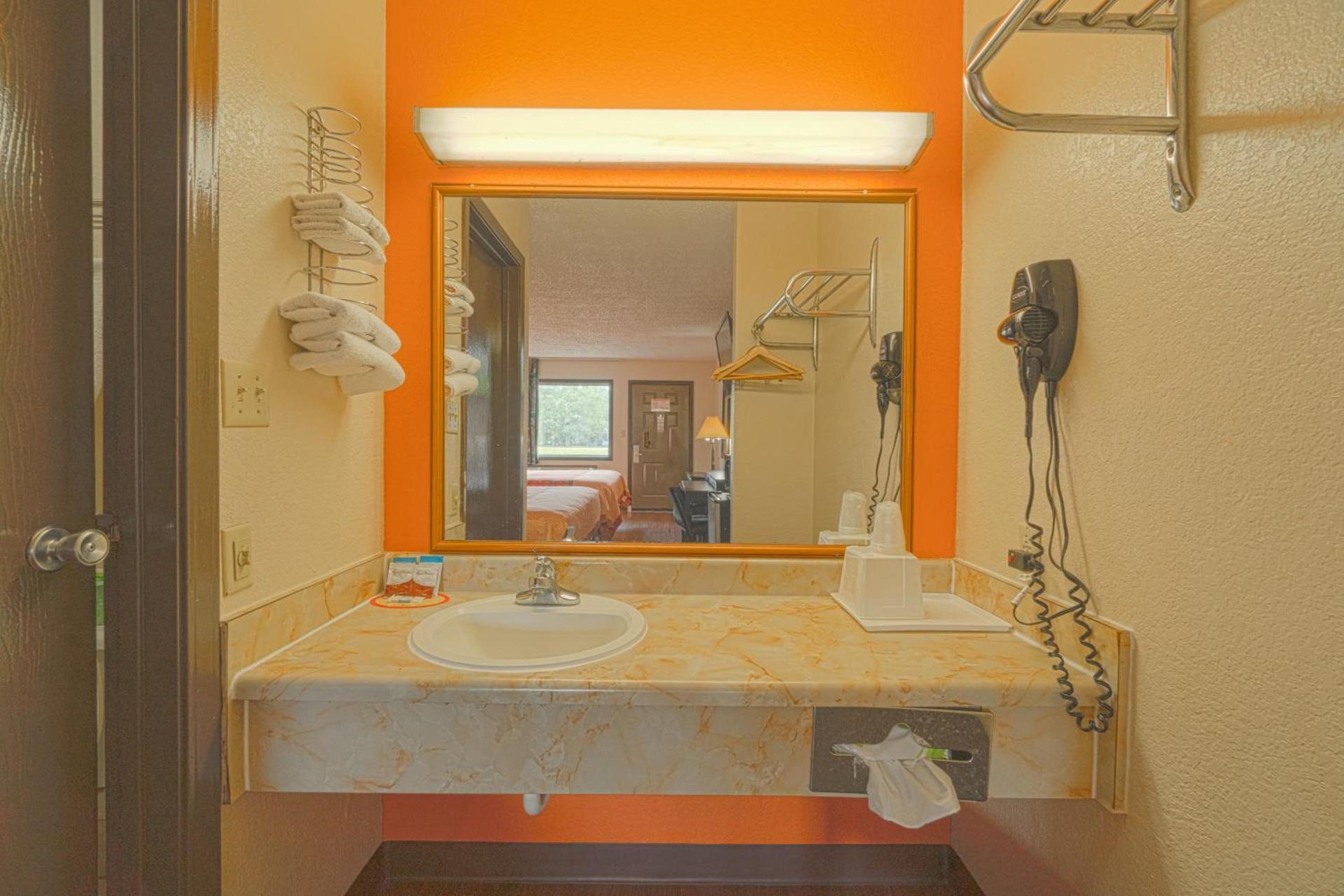 Regency Inn & Suites By OYO Bay City TX photo 73