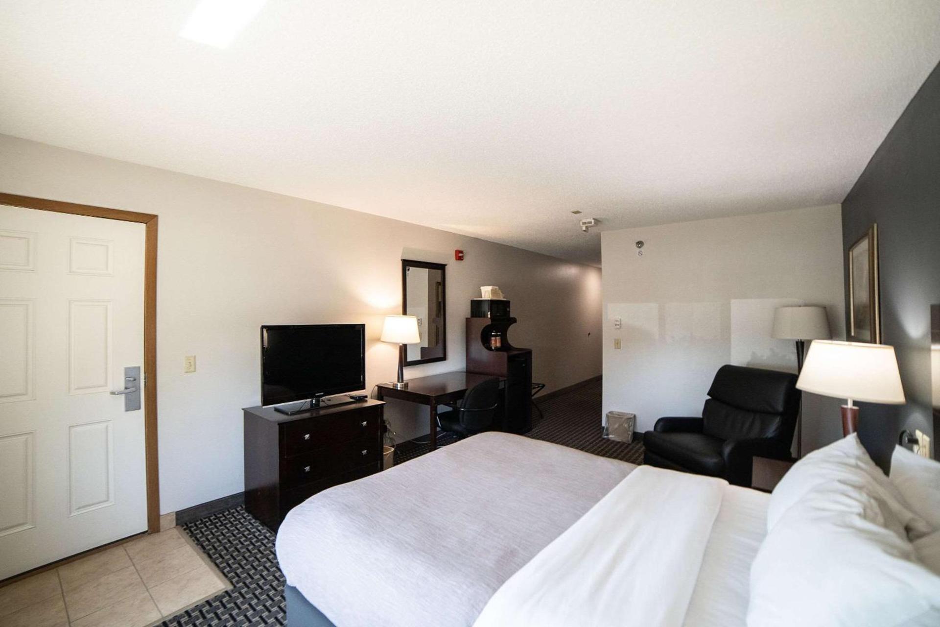 Quality Inn & Suites Watertown near Prairie Lakes Ice Arena photo 8