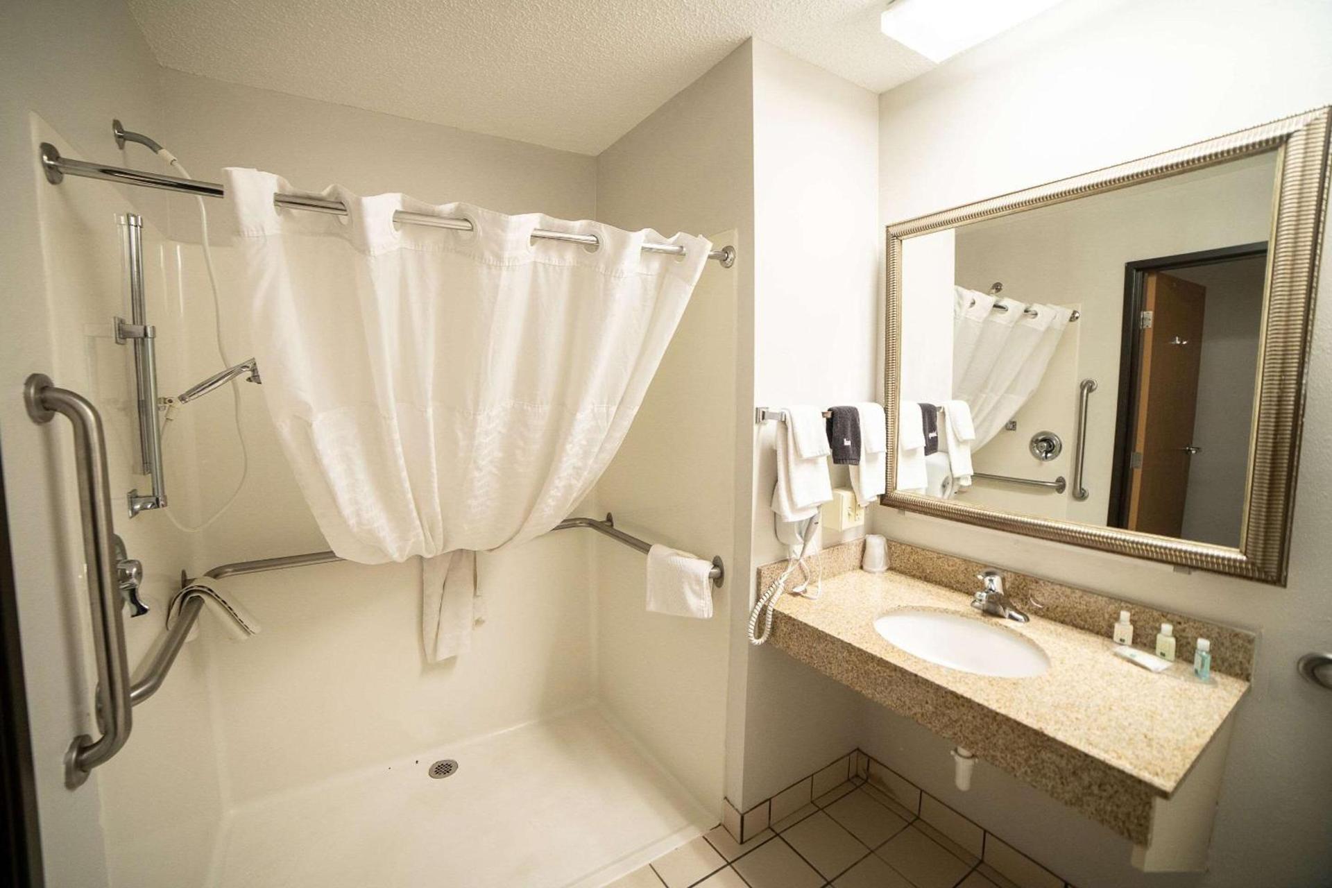 Quality Inn & Suites Watertown near Prairie Lakes Ice Arena photo 10