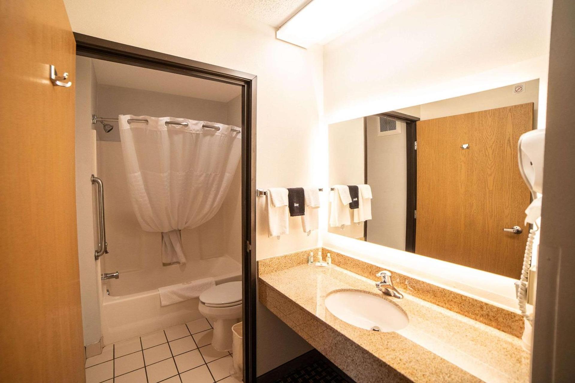 Quality Inn & Suites Watertown near Prairie Lakes Ice Arena photo 18