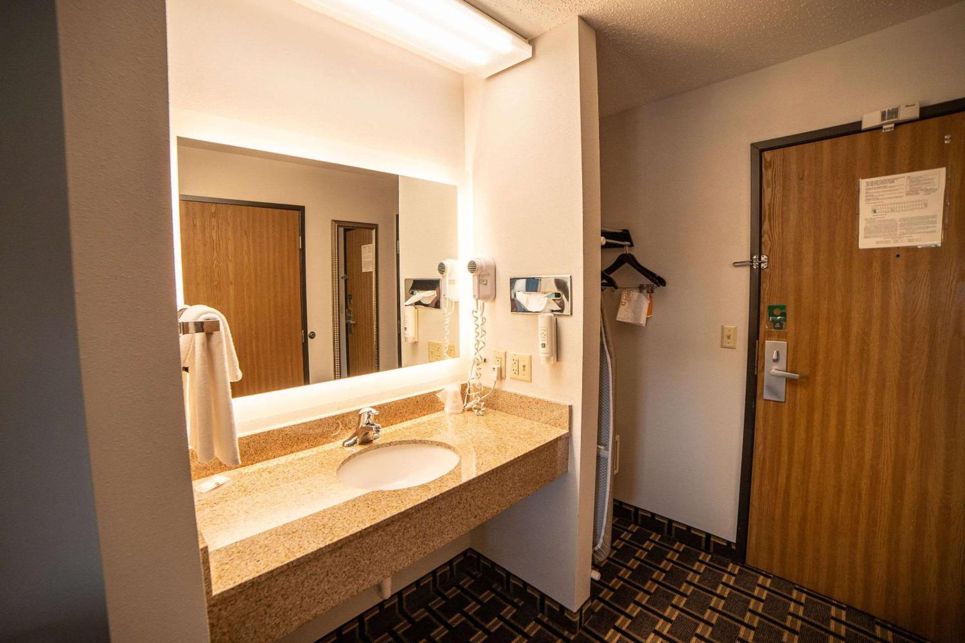Quality Inn & Suites Watertown near Prairie Lakes Ice Arena photo 44