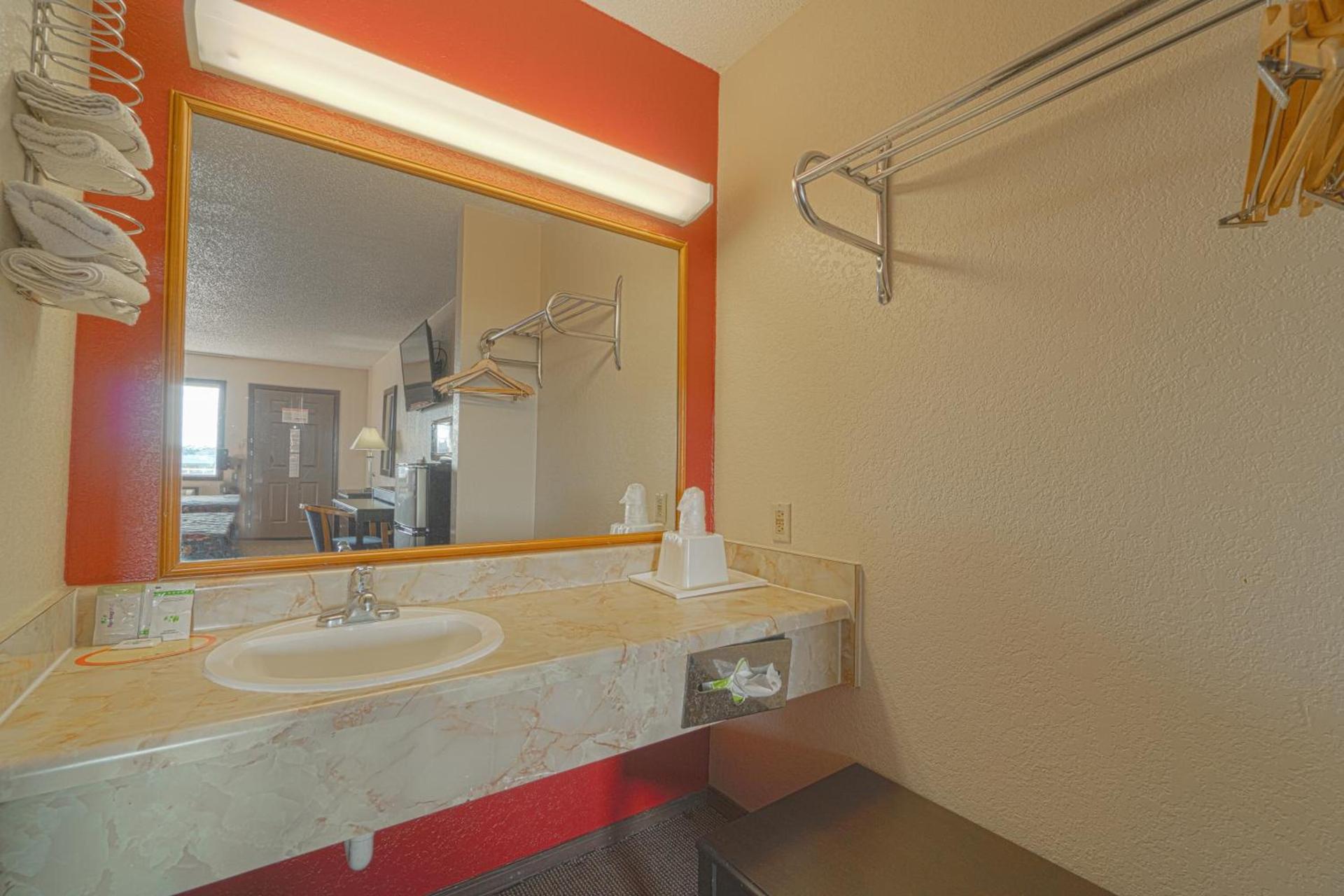 Regency Inn & Suites By OYO Bay City TX photo 80
