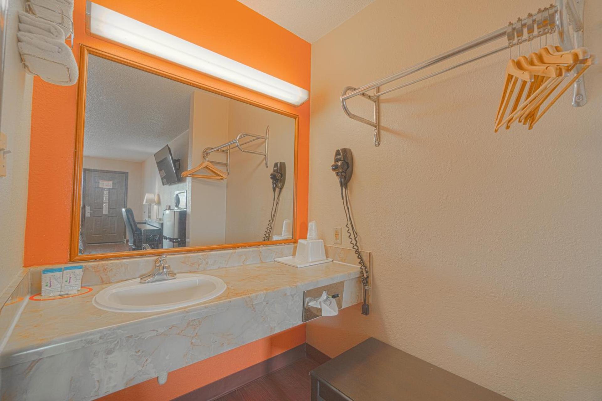 Regency Inn & Suites By OYO Bay City TX photo 88