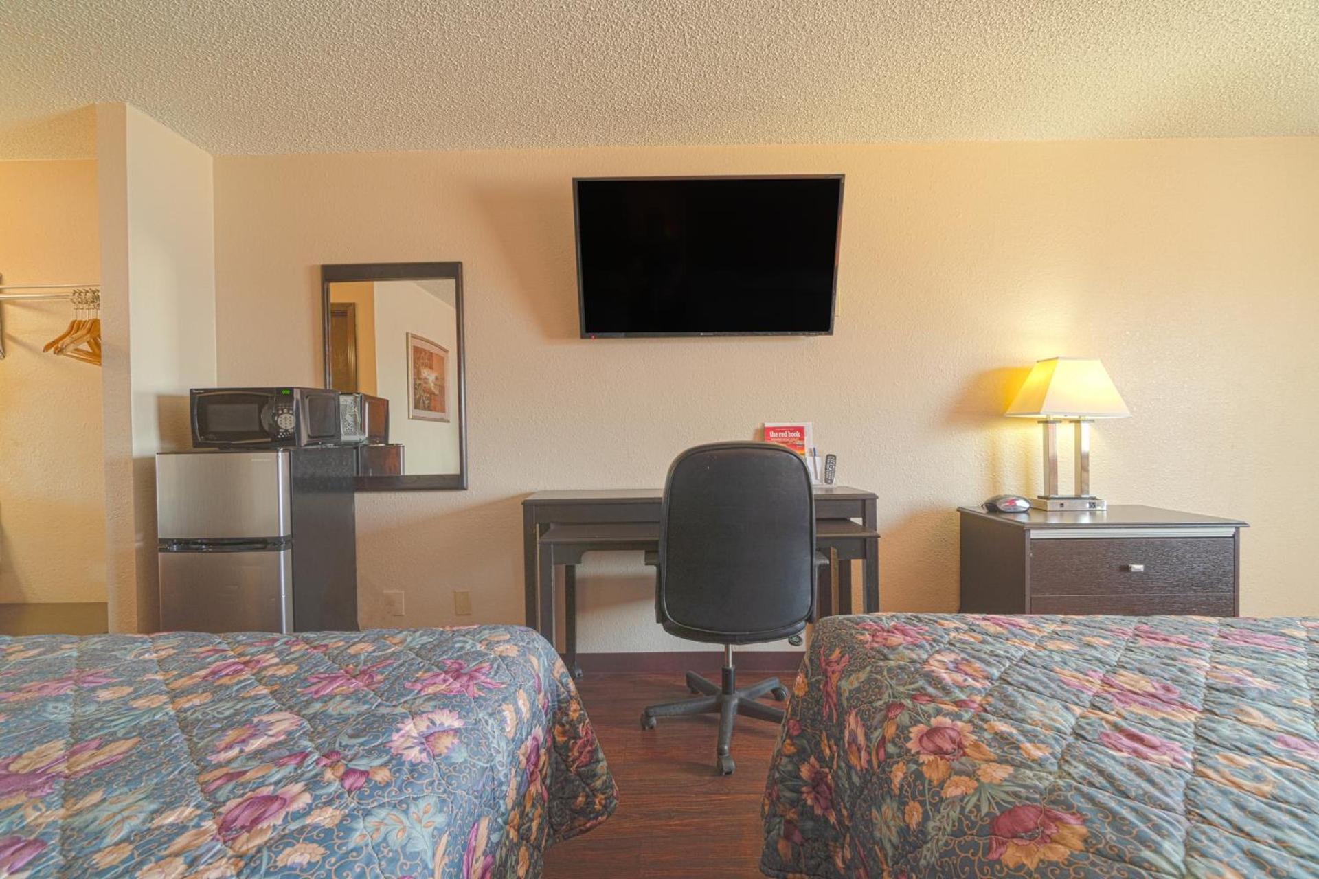 Regency Inn & Suites By OYO Bay City TX photo 90