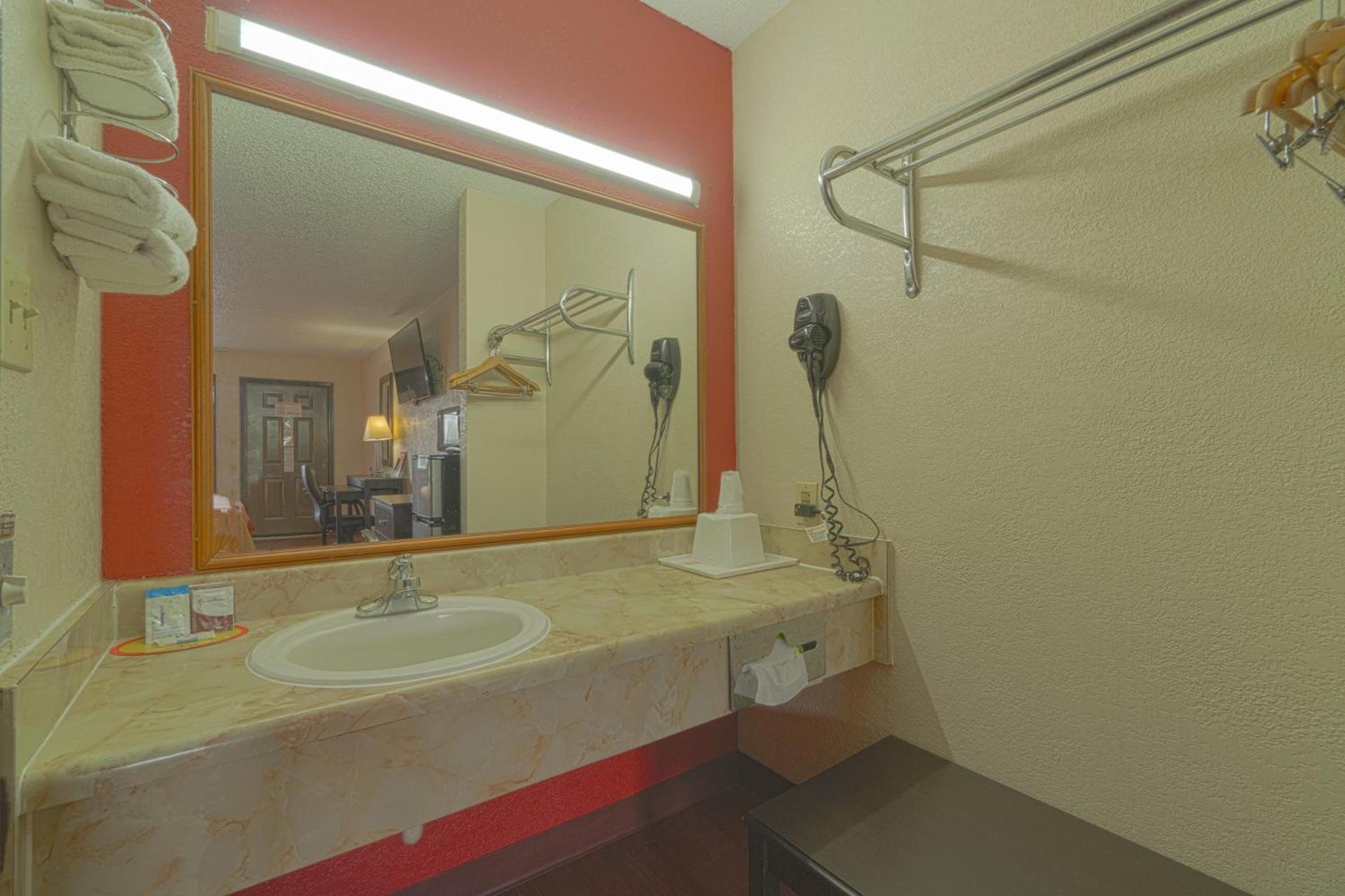 Regency Inn & Suites By OYO Bay City TX photo 100