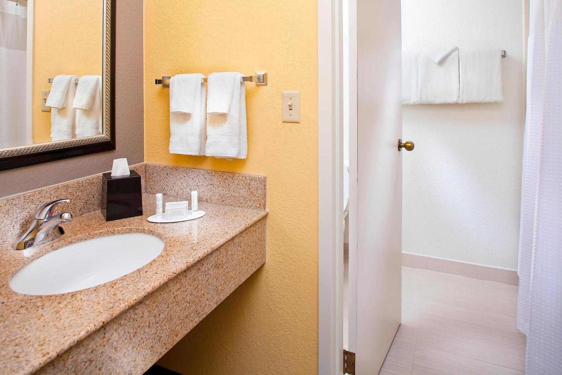 Courtyard Miami Airport West Doral photo 7