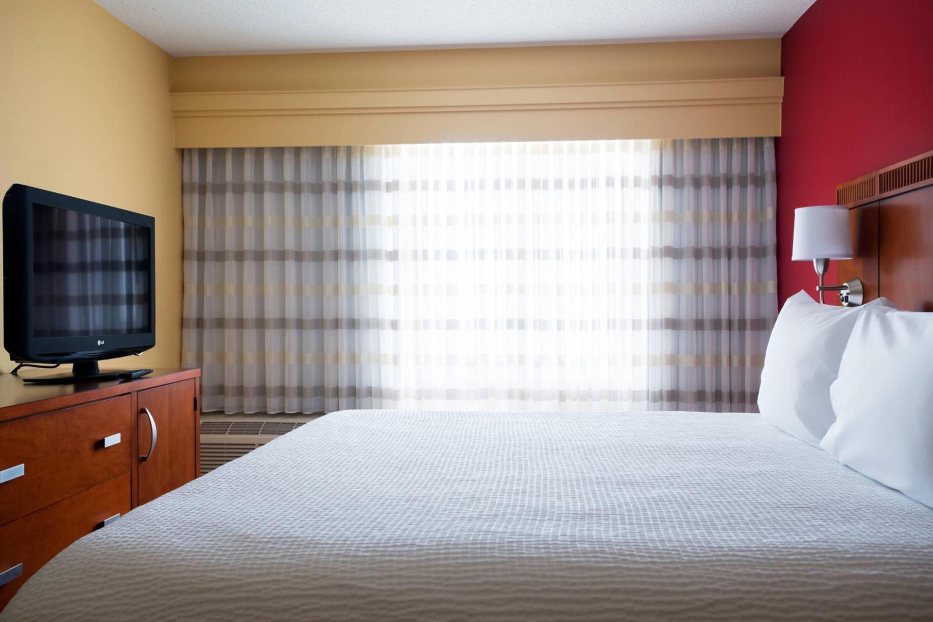 Courtyard by Marriott Indianapolis Airport photo 9
