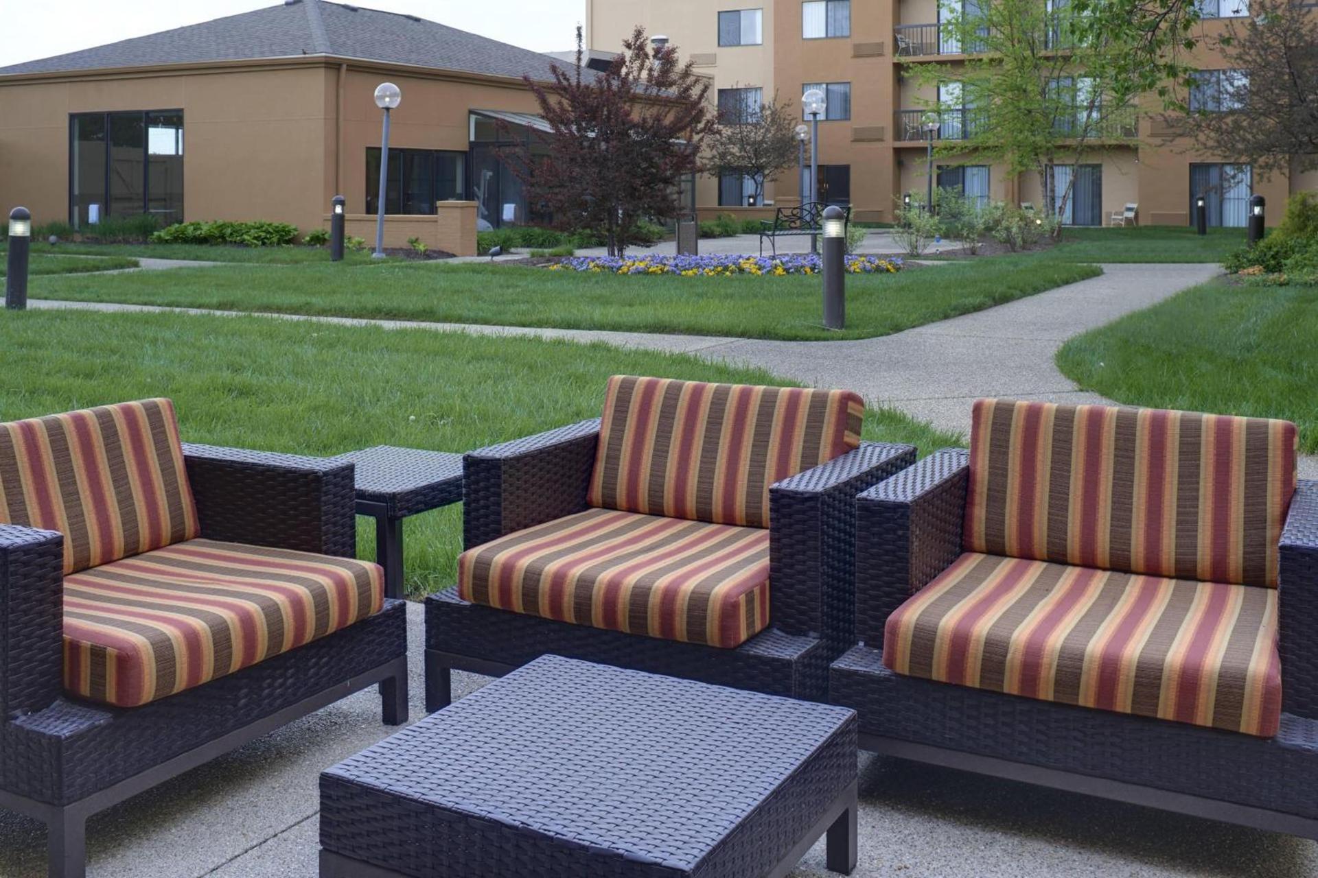 Courtyard by Marriott Indianapolis Airport photo 5