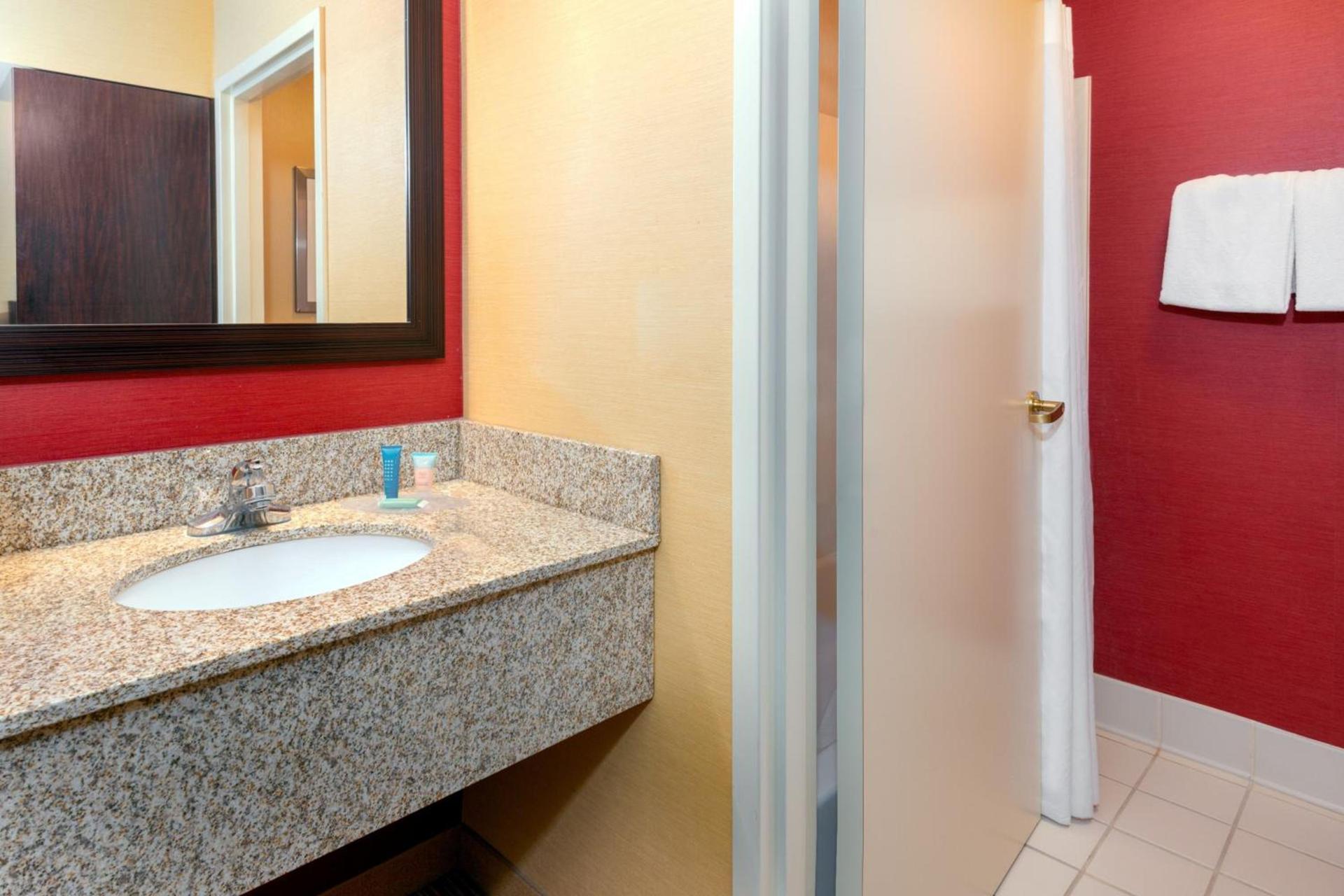 Courtyard by Marriott Springfield Airport photo 10