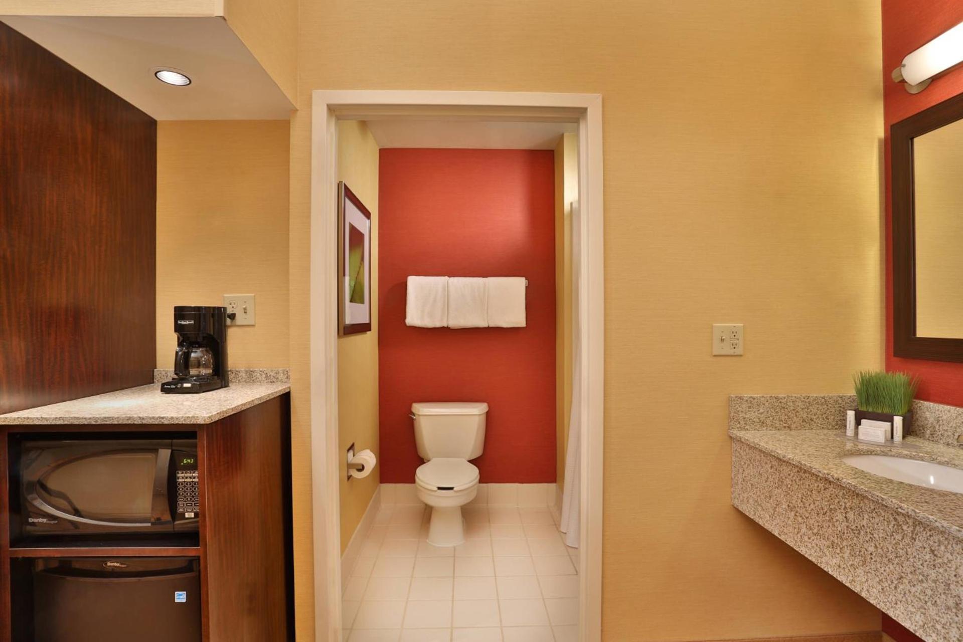 Courtyard by Marriott Springfield Airport photo 9