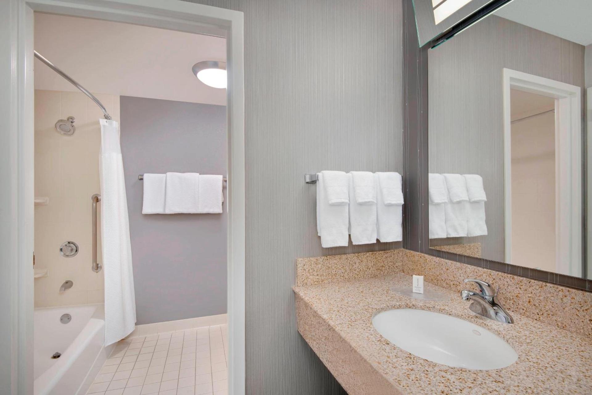 Courtyard by Marriott Savannah Midtown photo 10