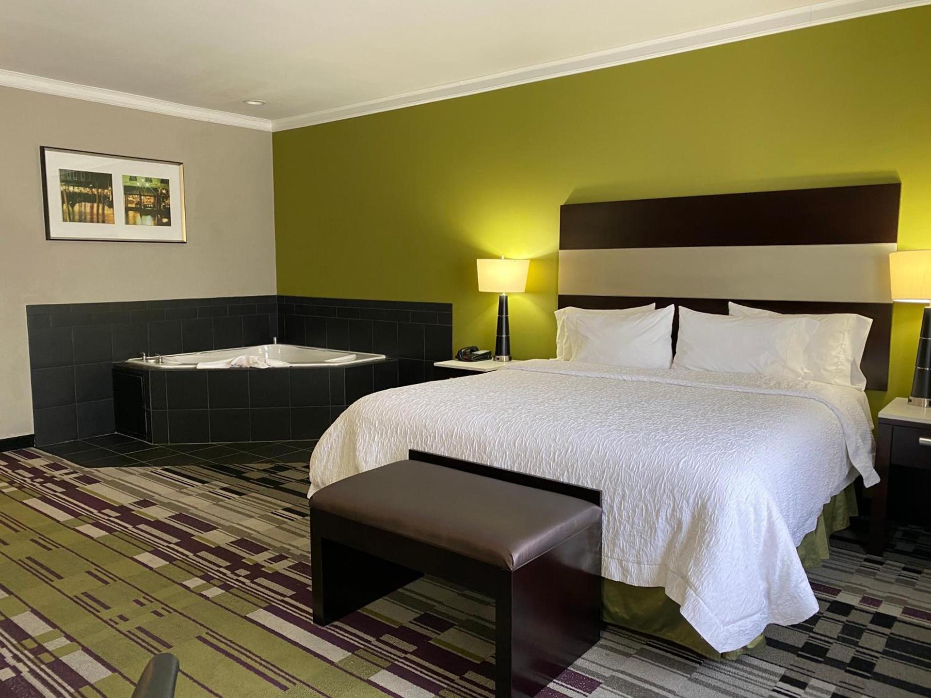 Hampton Inn by Hilton Leesville Fort Johnson photo 3