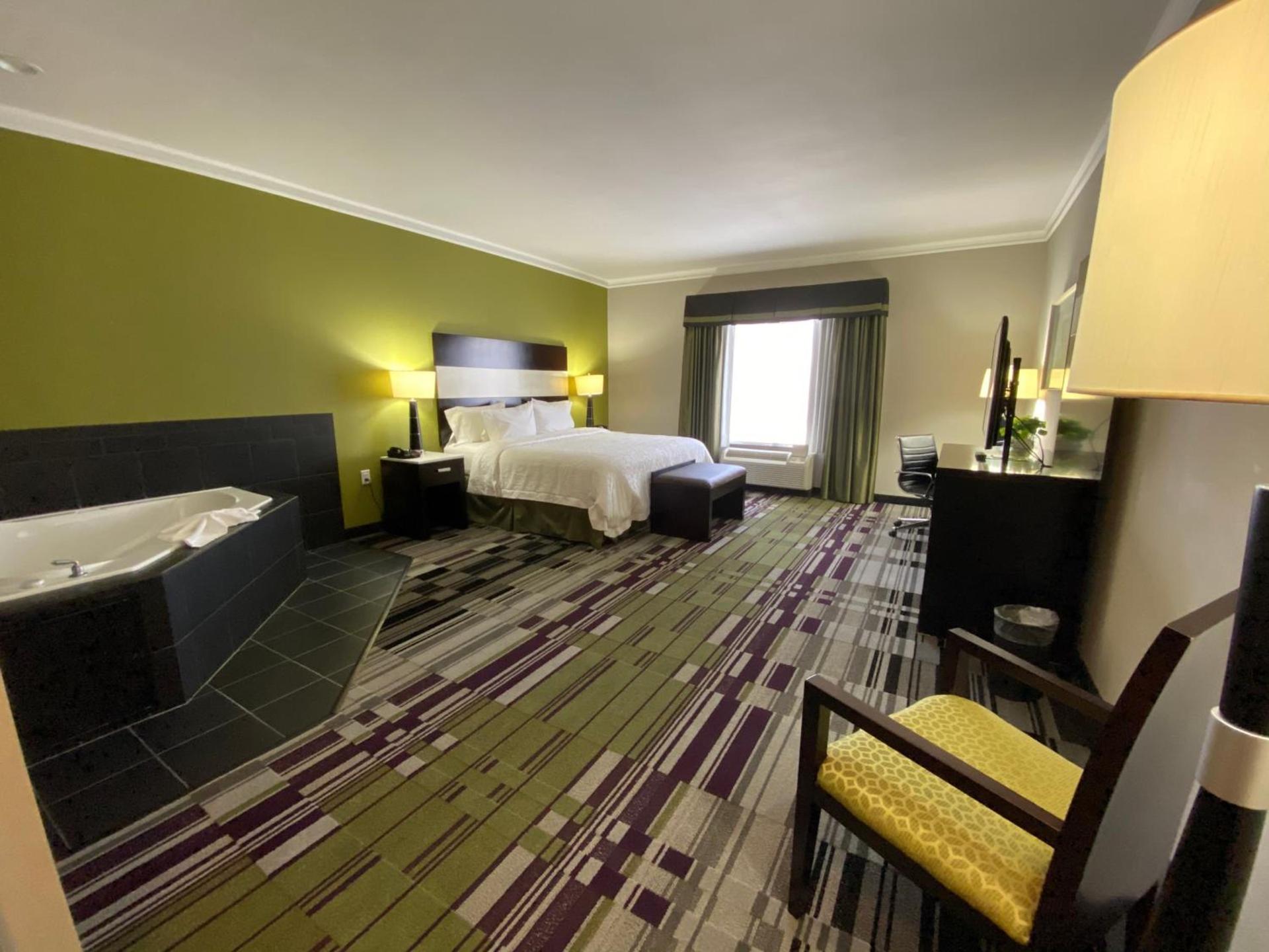 Hampton Inn by Hilton Leesville Fort Johnson photo 4