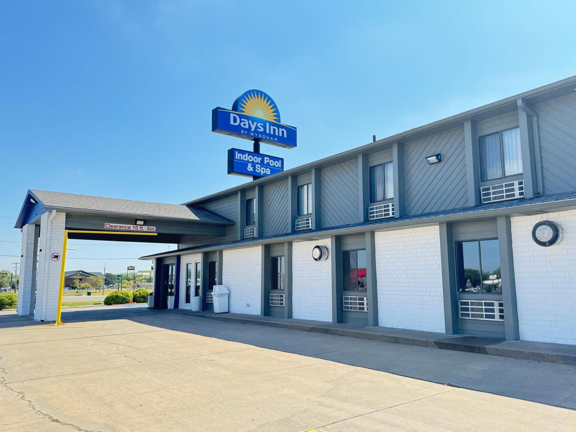 Days Inn by Wyndham Salina I-70 photo 35
