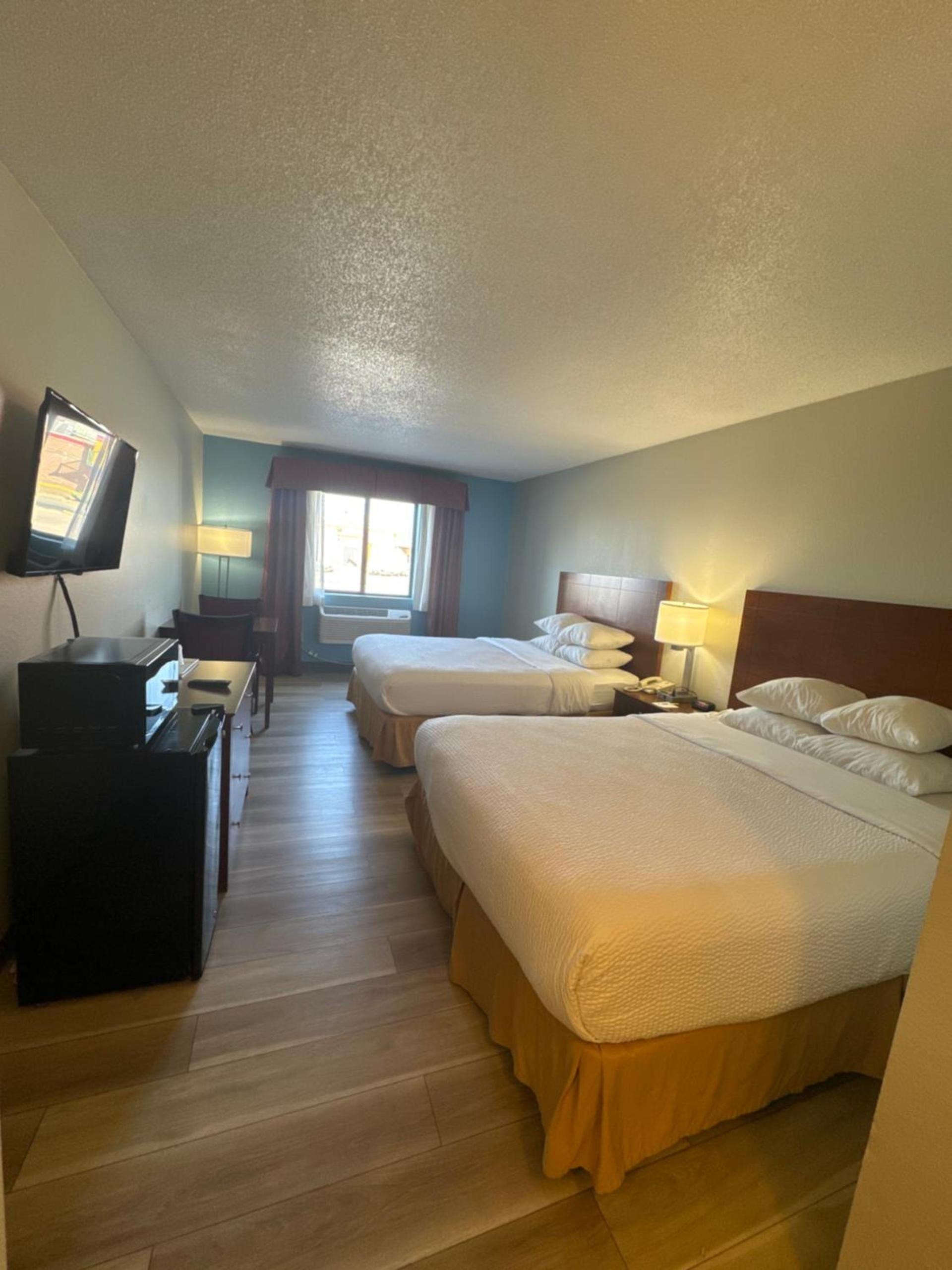 Days Inn by Wyndham Salina I-70 photo 28