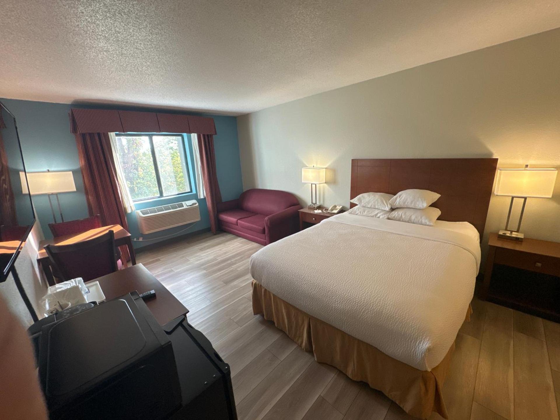 Days Inn by Wyndham Salina I-70 photo 25