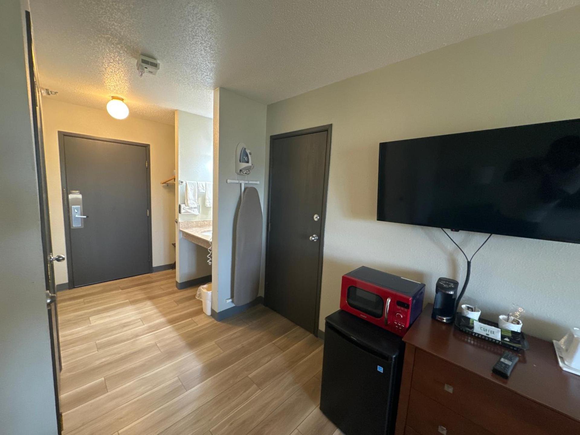 Days Inn by Wyndham Salina I-70 photo 19