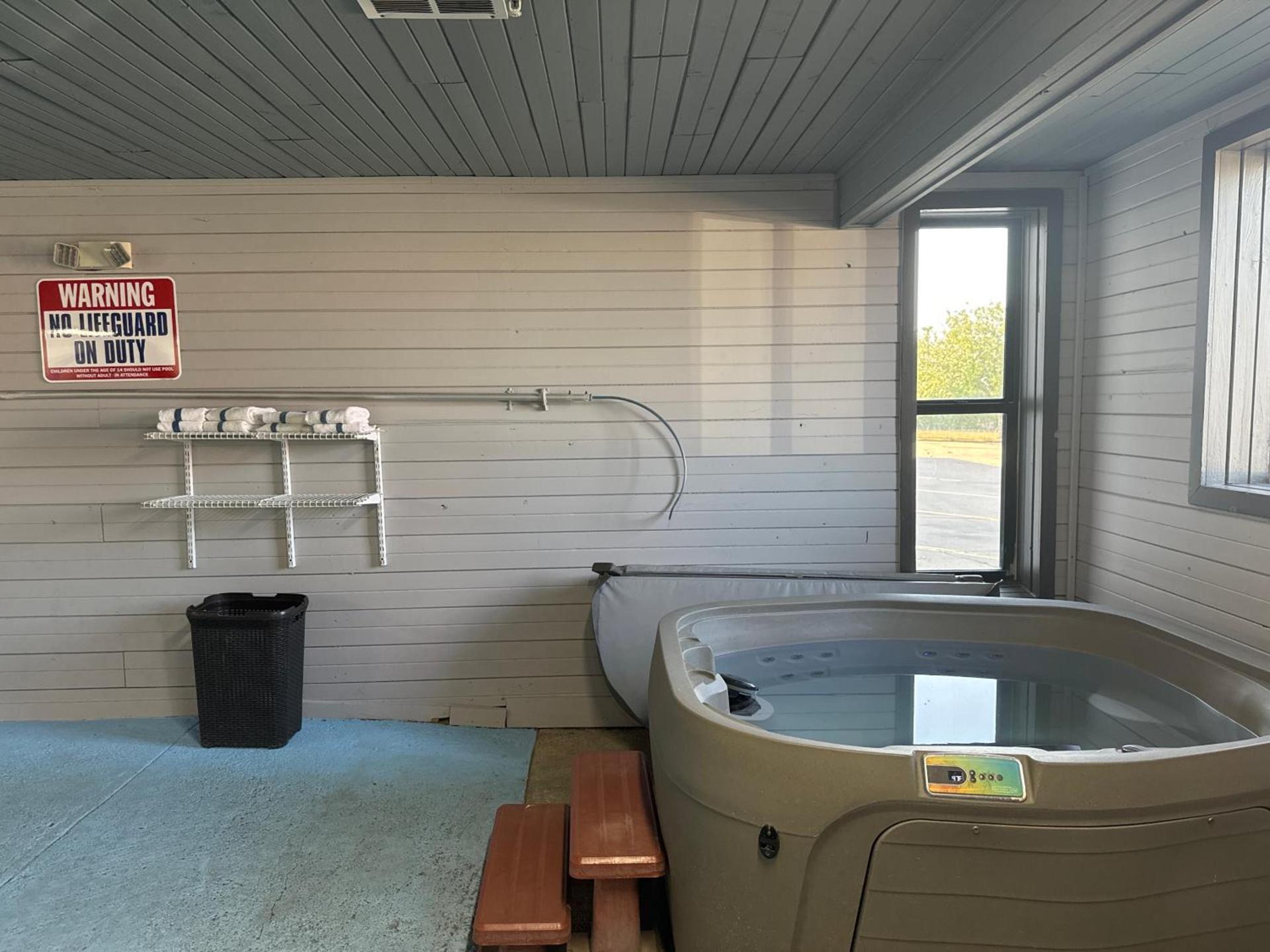 Days Inn by Wyndham Salina I-70 photo 15