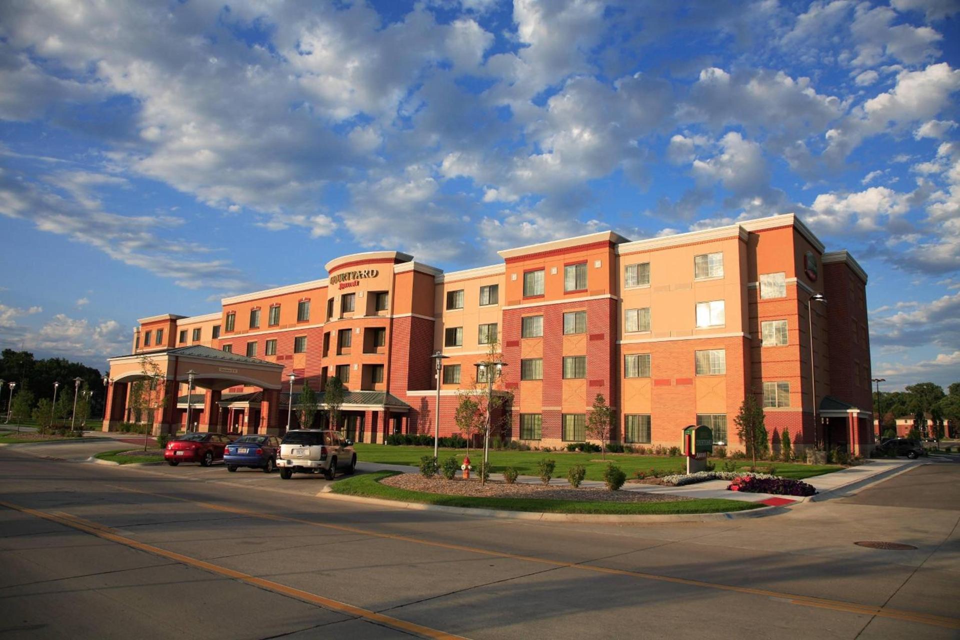 Courtyard by Marriott Omaha Aksarben Village photo 1