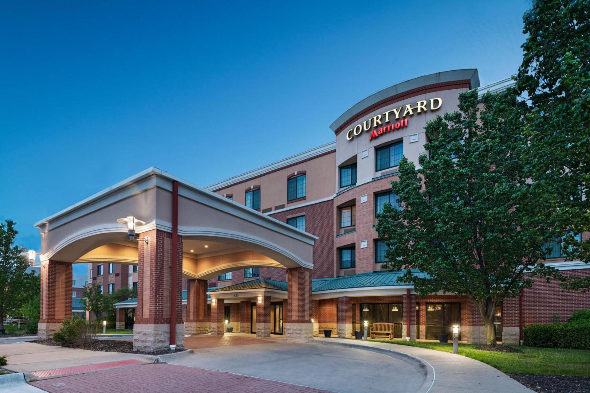 Courtyard by Marriott Omaha Aksarben Village photo 2