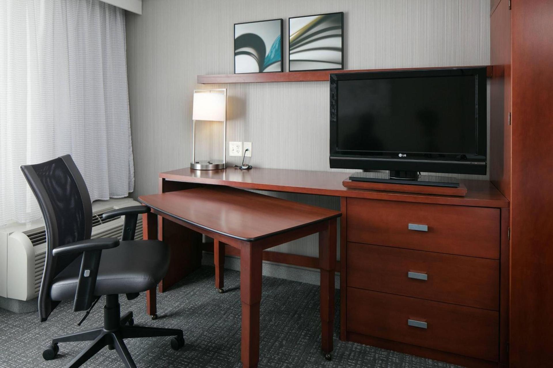 Courtyard by Marriott Omaha Aksarben Village photo 6