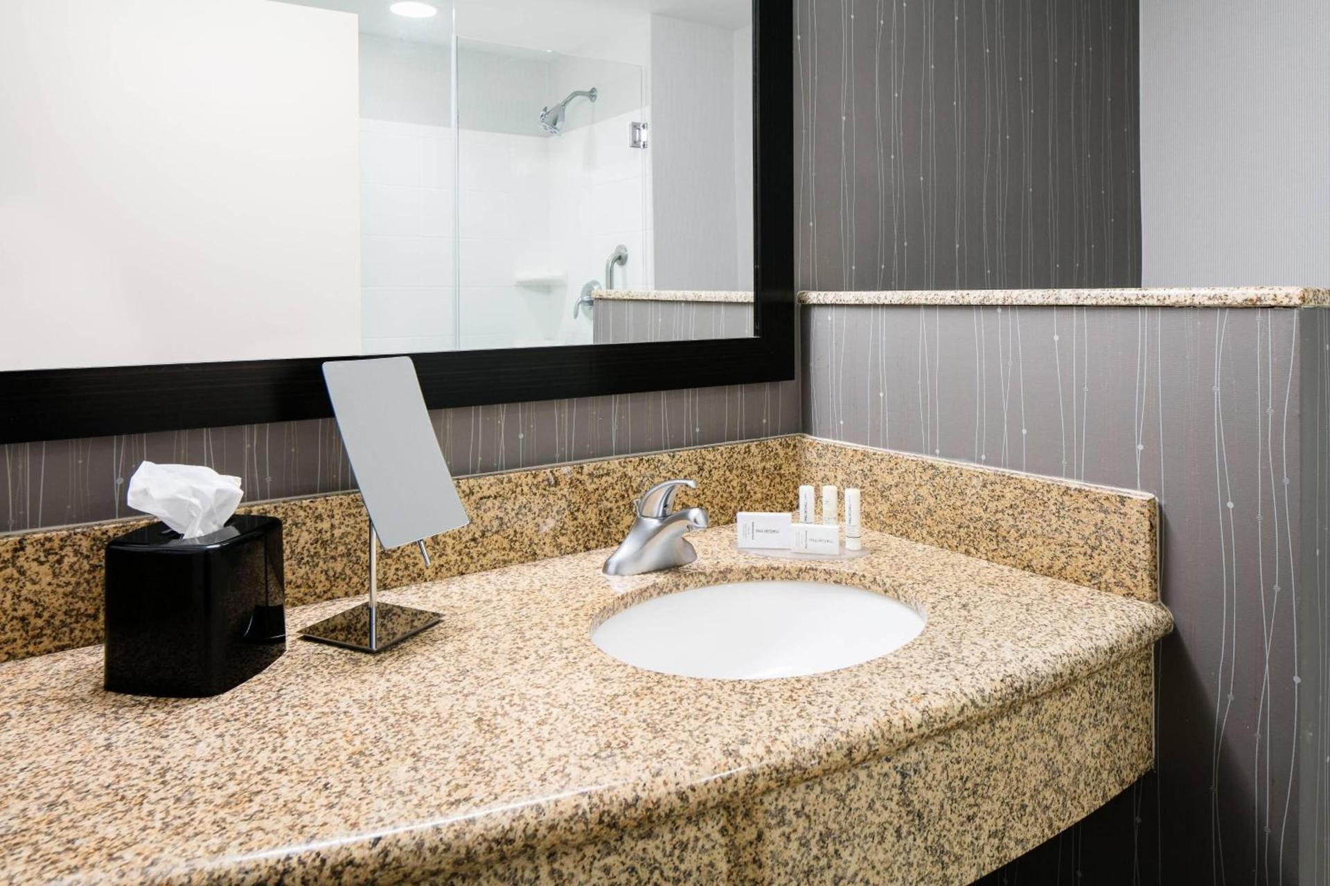 Courtyard by Marriott Omaha Aksarben Village photo 7