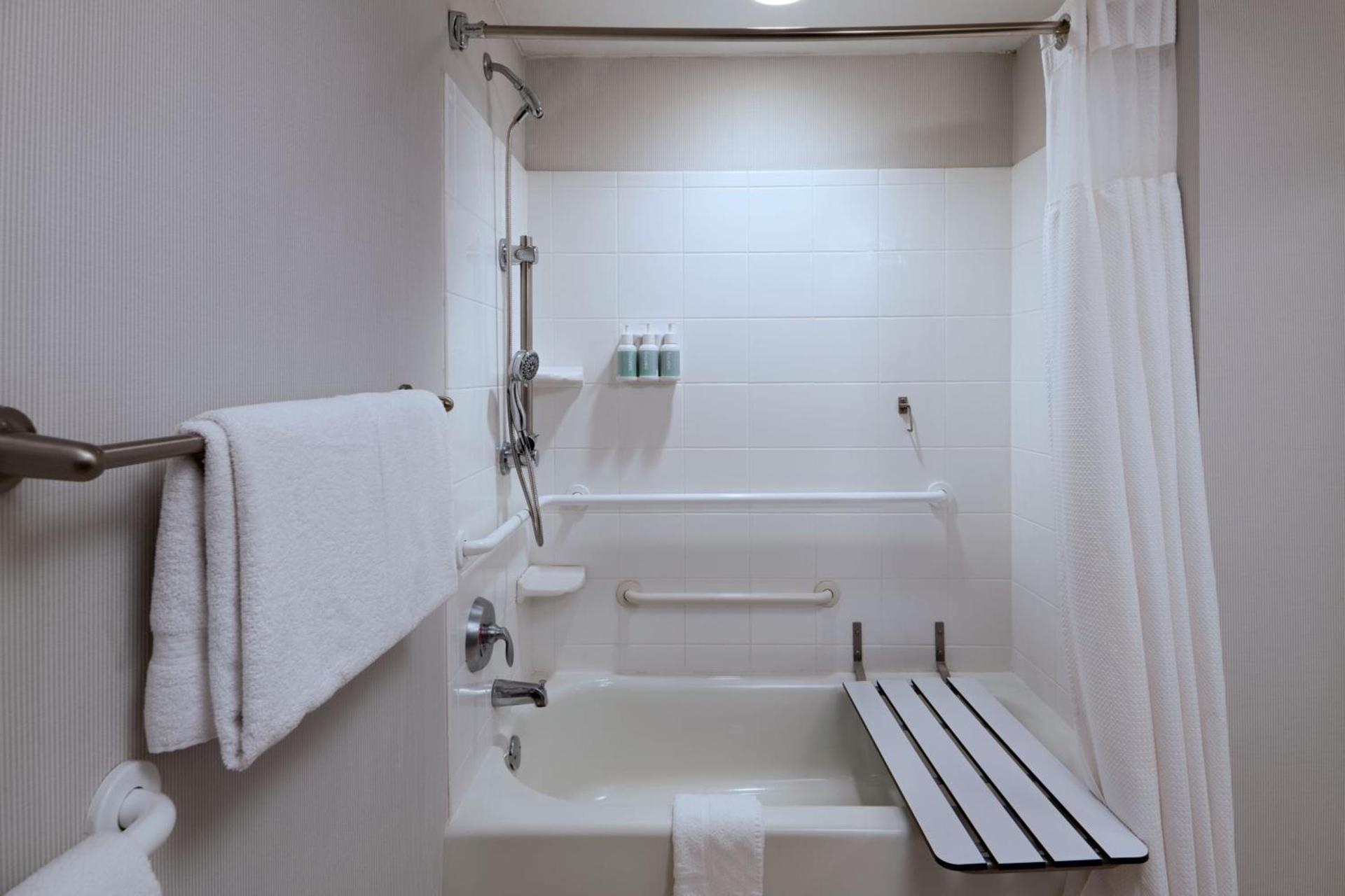 Courtyard by Marriott Omaha Aksarben Village photo 8
