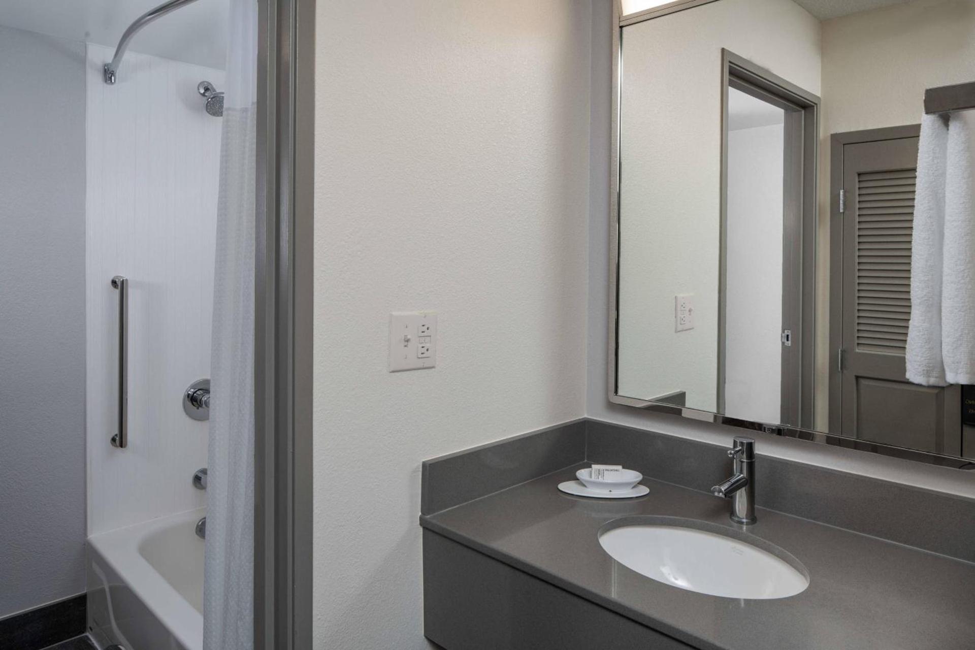 Courtyard by Marriott Covington / Mandeville photo 7