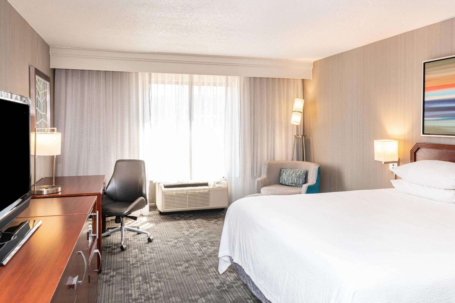 Courtyard by Marriott Bloomington photo 17