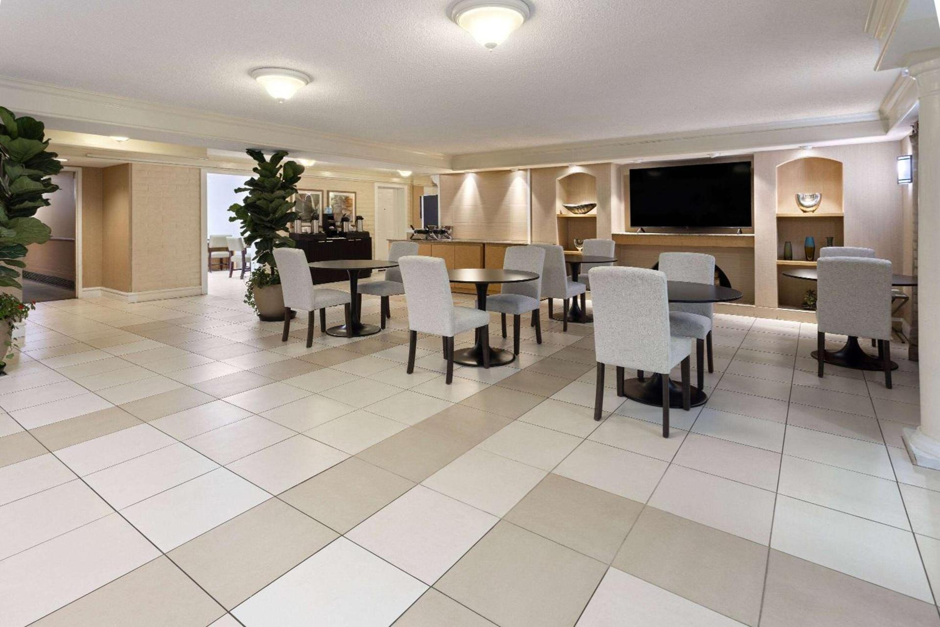 La Quinta Inn by Wyndham Pittsburgh Airport photo 8