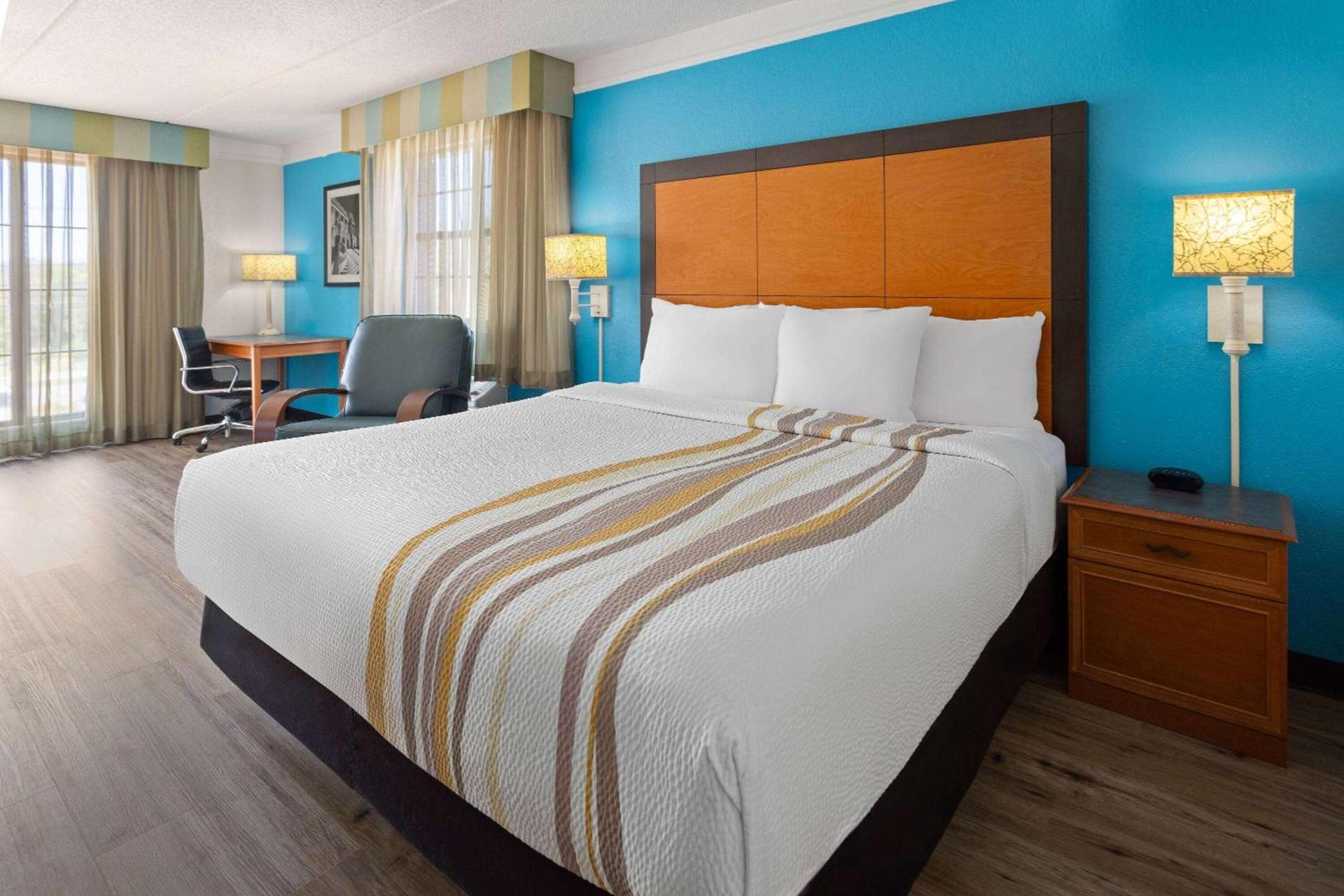 La Quinta Inn by Wyndham Pittsburgh Airport photo 36