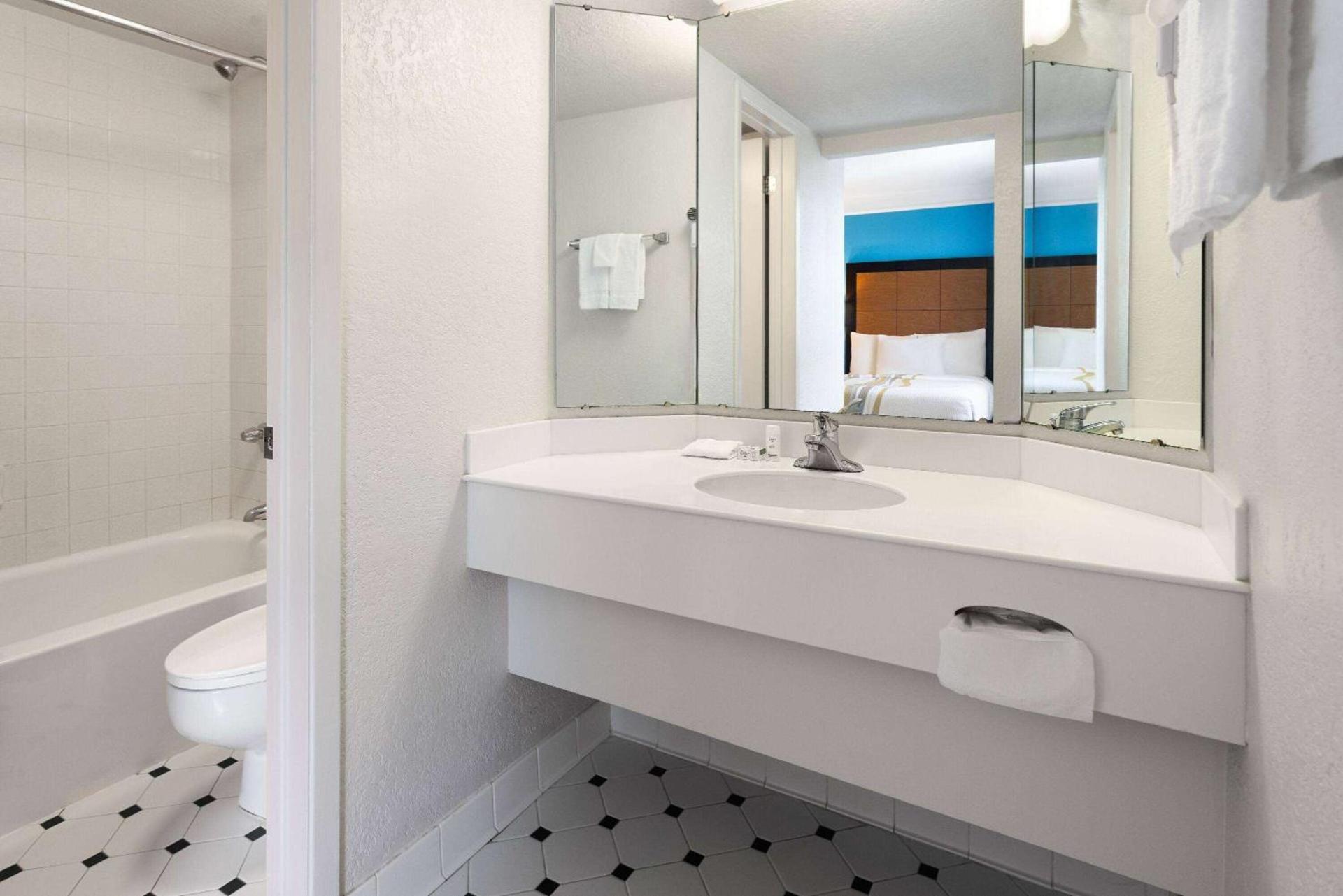 La Quinta Inn by Wyndham Pittsburgh Airport photo 26