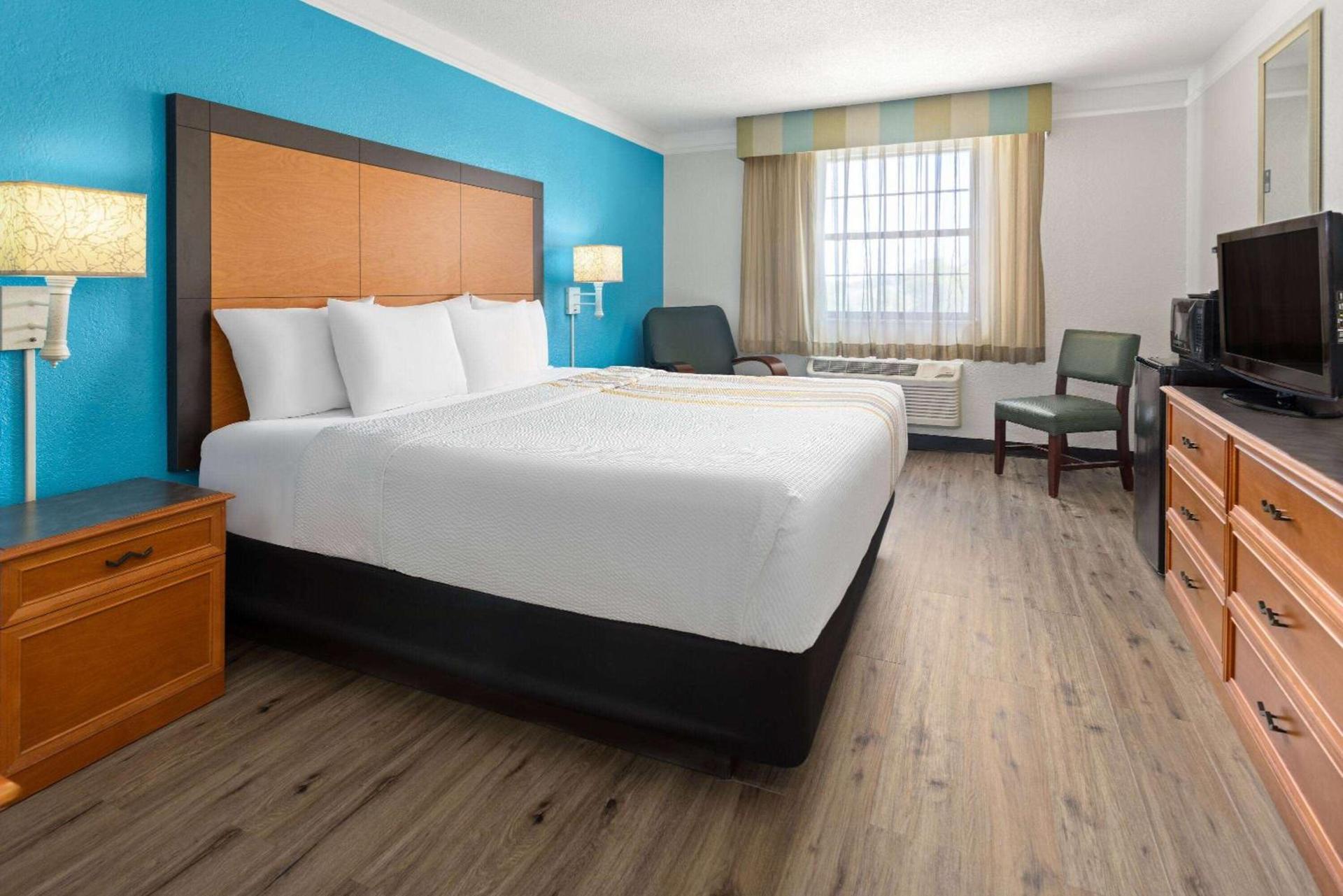 La Quinta Inn by Wyndham Pittsburgh Airport photo 18