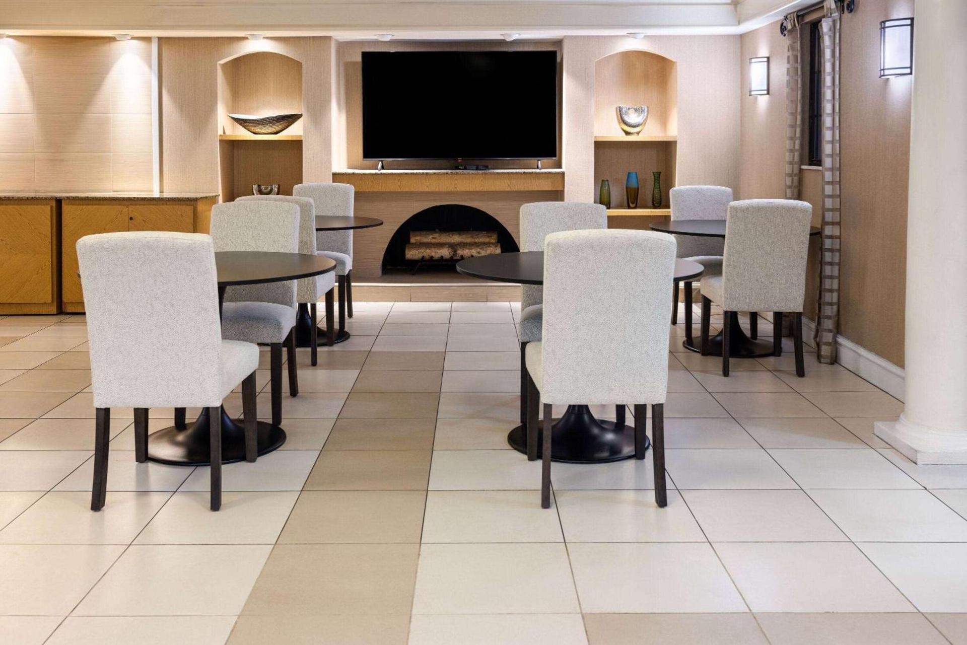 La Quinta Inn by Wyndham Pittsburgh Airport photo 10