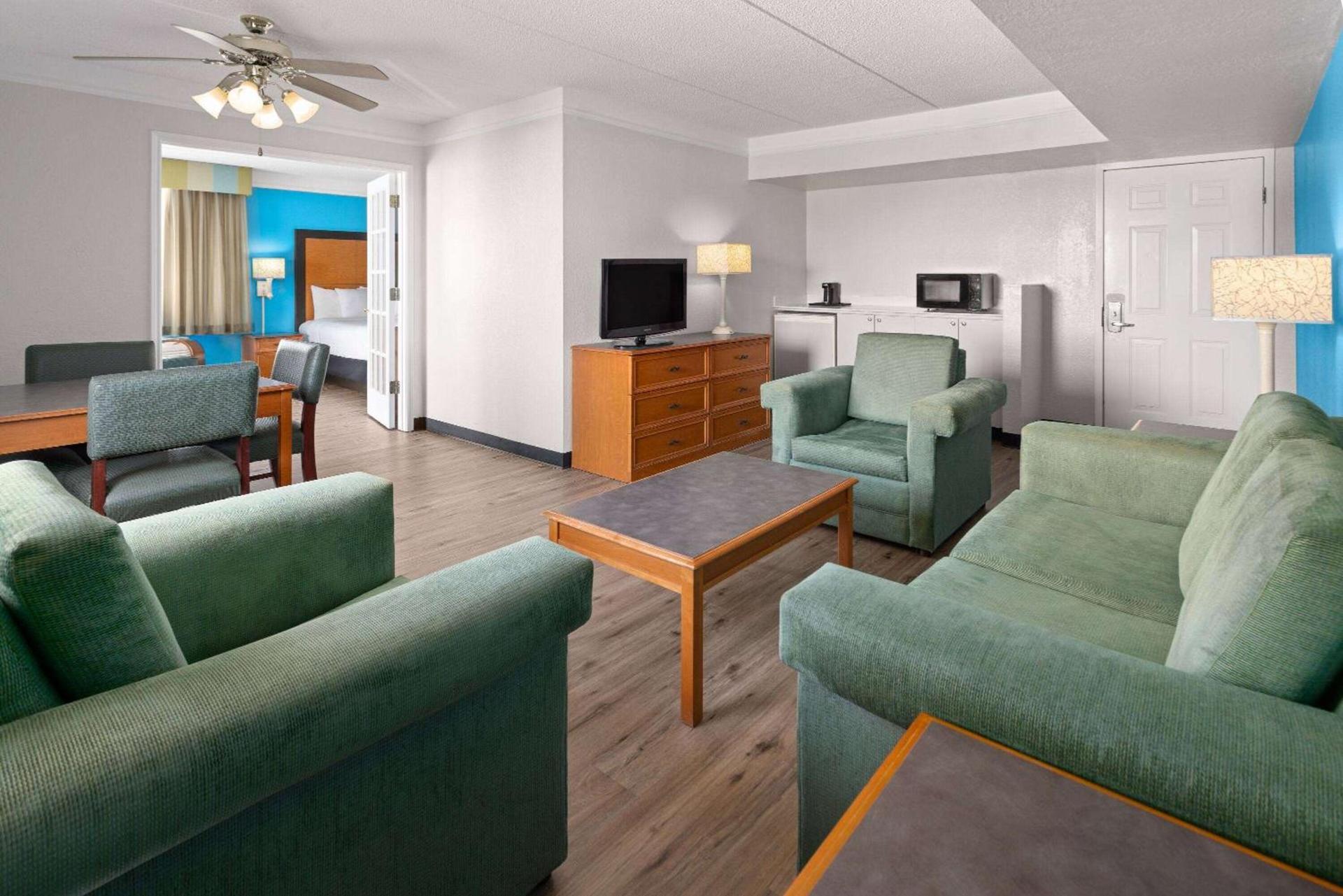 La Quinta Inn by Wyndham Pittsburgh Airport photo 34