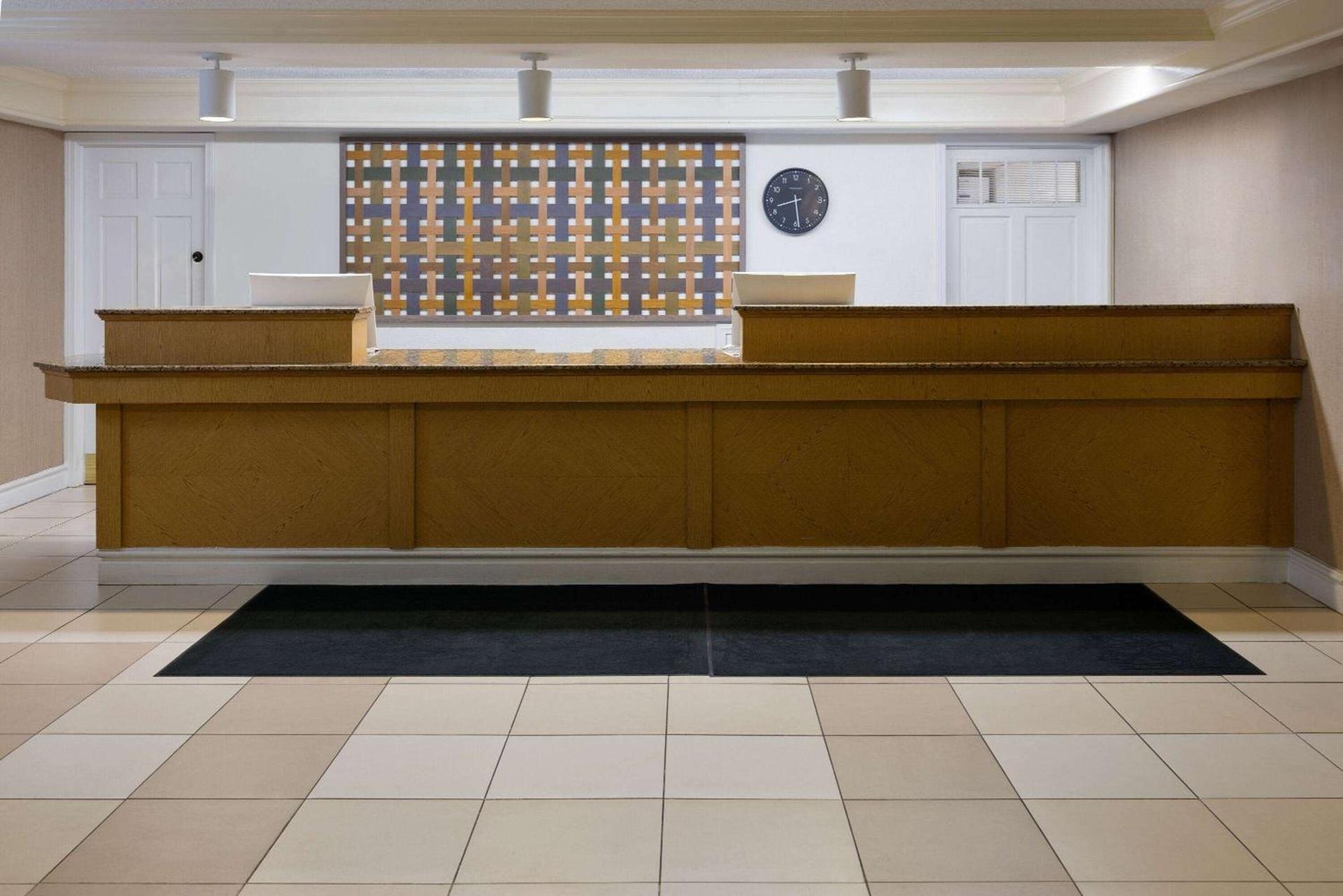 La Quinta Inn by Wyndham Pittsburgh Airport photo 7