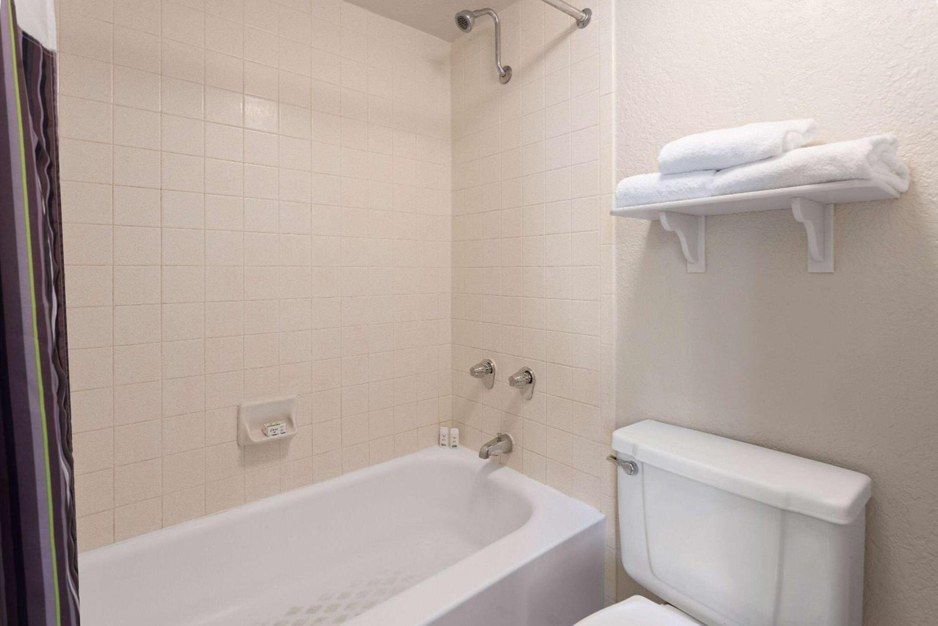 La Quinta Inn by Wyndham Pittsburgh Airport photo 27