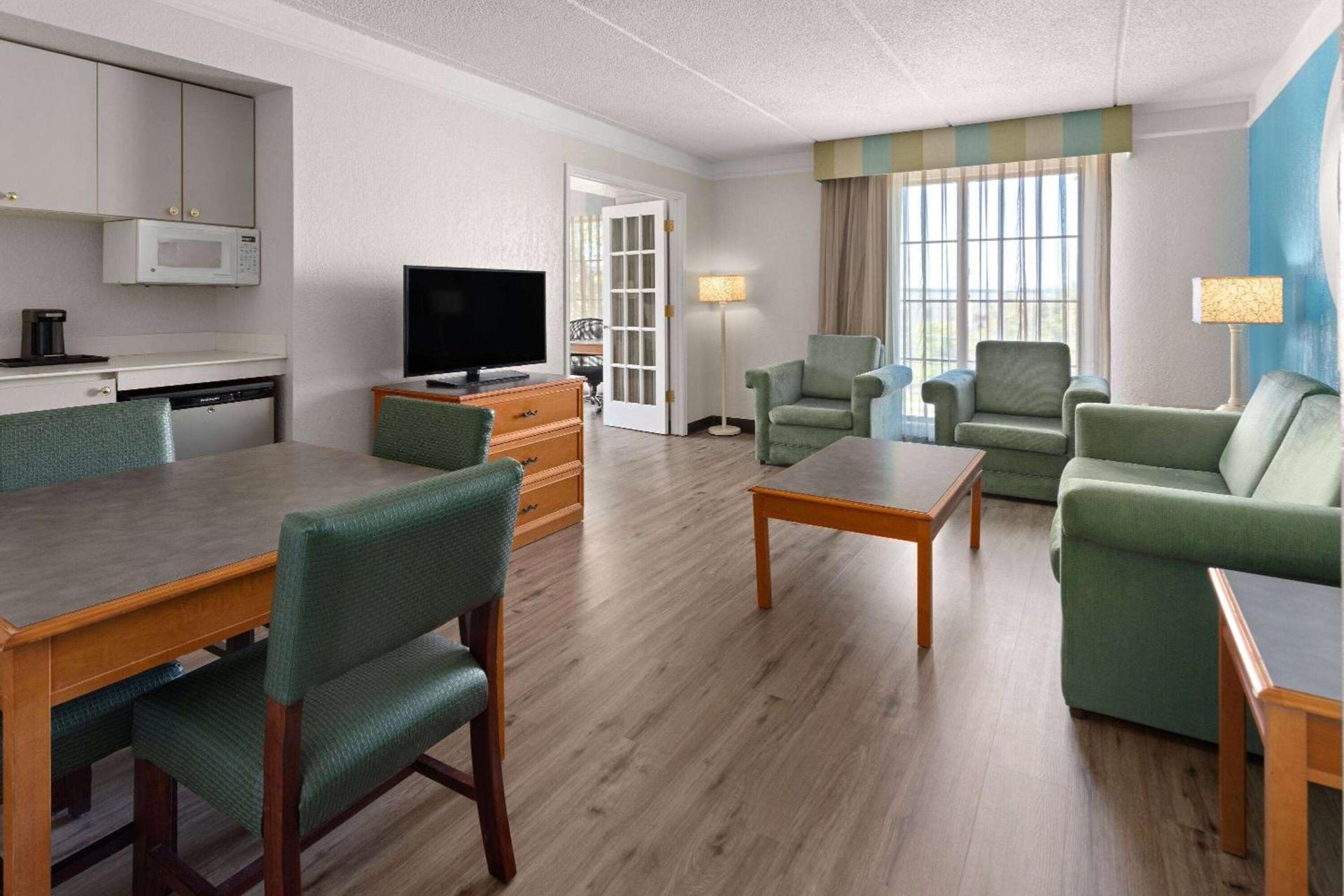 La Quinta Inn by Wyndham Pittsburgh Airport photo 39