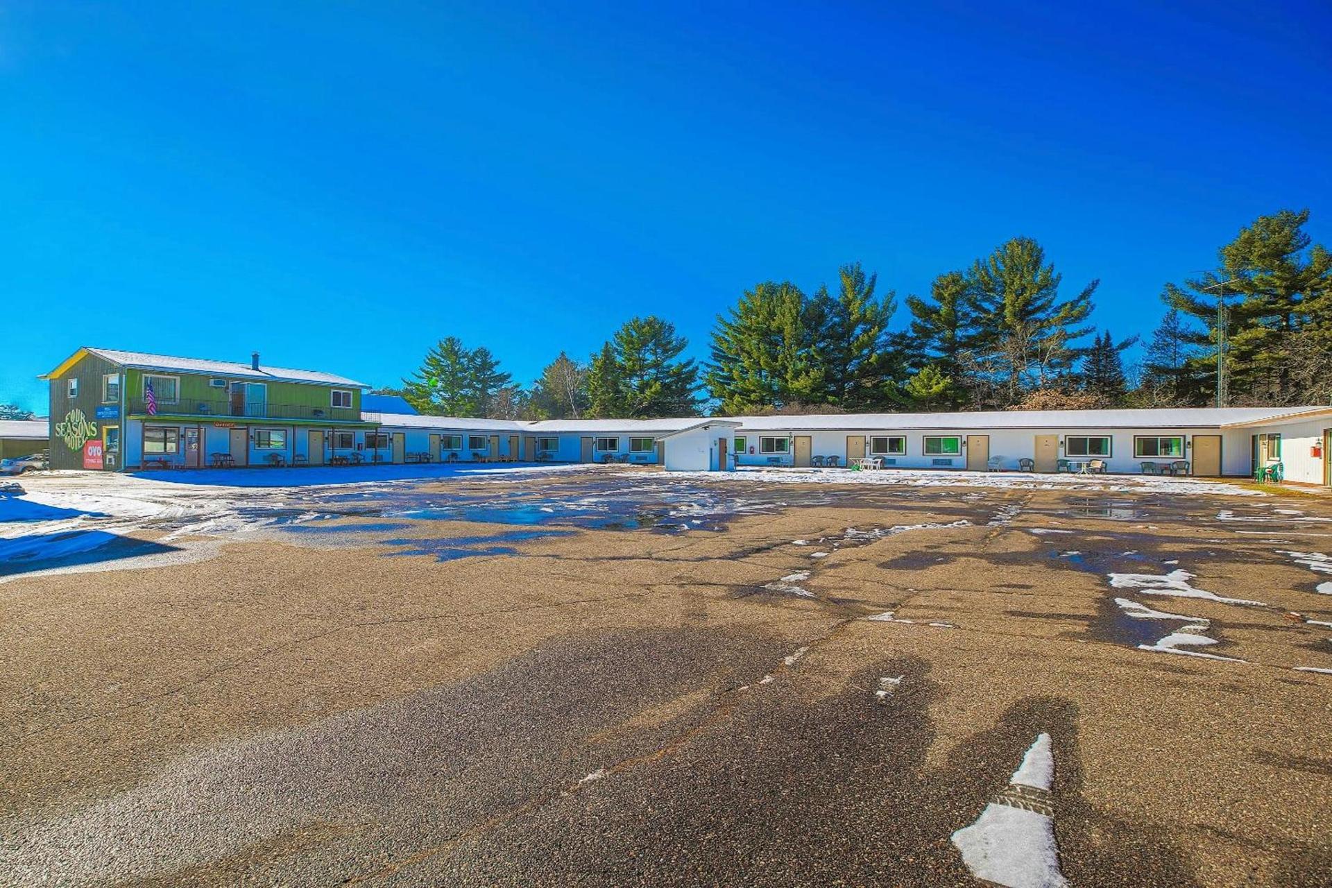 Love Hotels Tomahawk by OYO at Lake Mohawksin WI photo 9