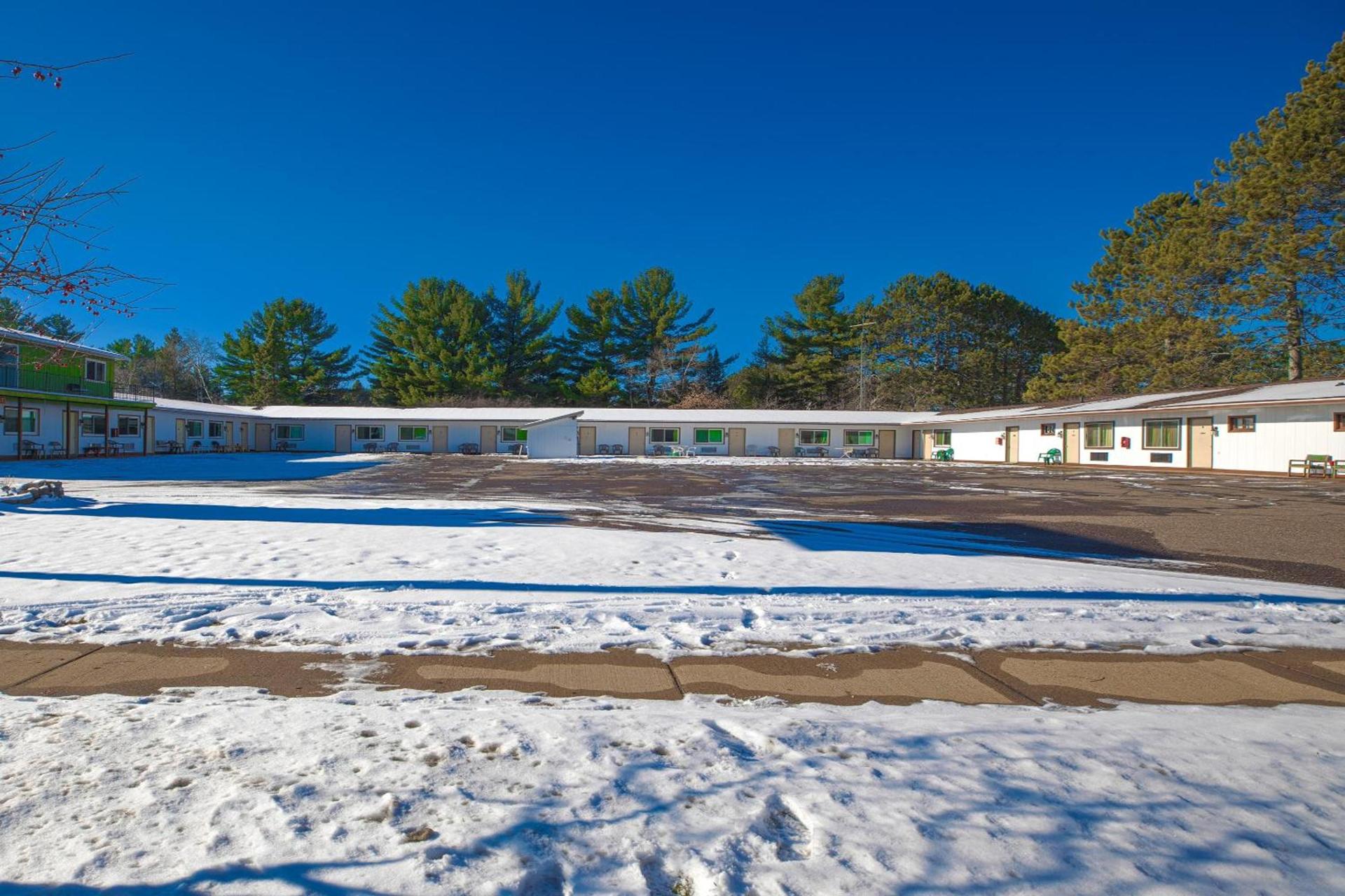Love Hotels Tomahawk by OYO at Lake Mohawksin WI photo 10