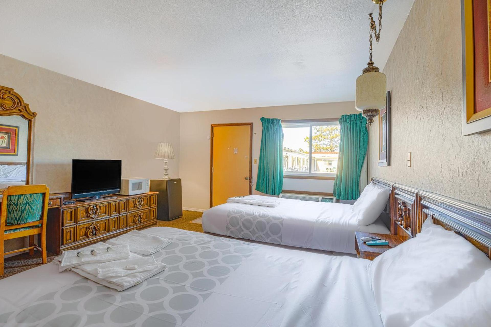 Love Hotels Tomahawk by OYO at Lake Mohawksin WI photo 13