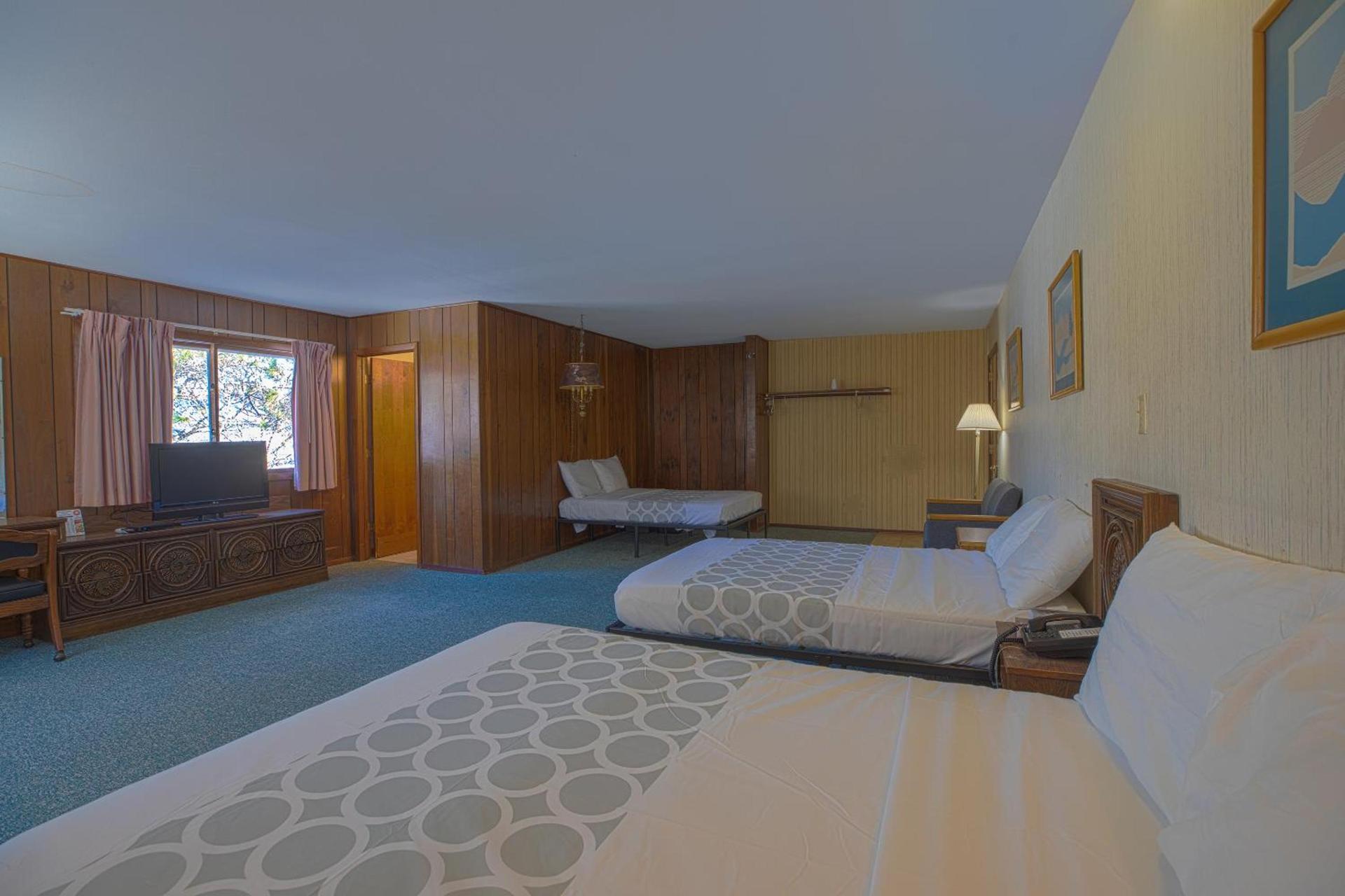 Love Hotels Tomahawk by OYO at Lake Mohawksin WI photo 32