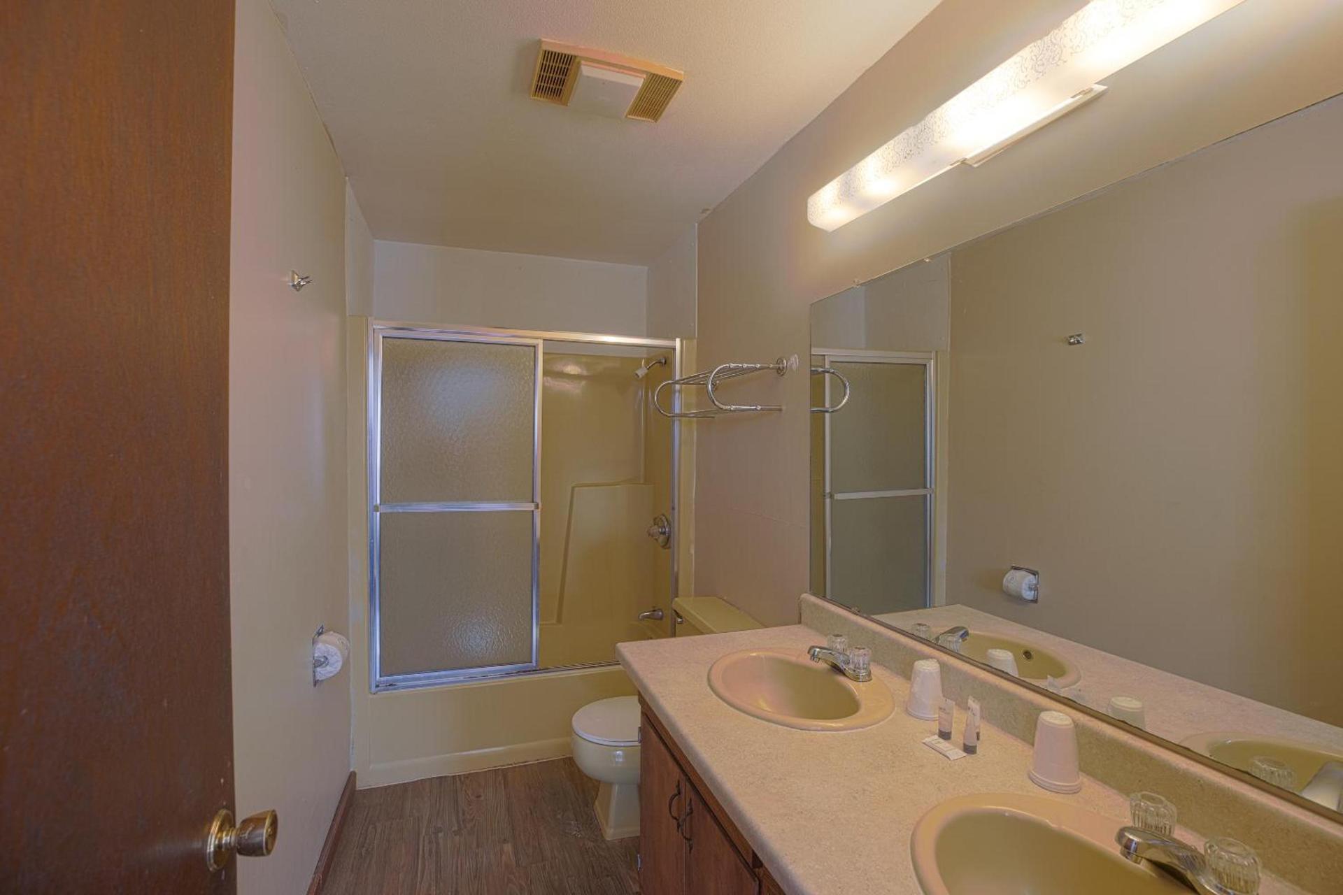 Love Hotels Tomahawk by OYO at Lake Mohawksin WI photo 23