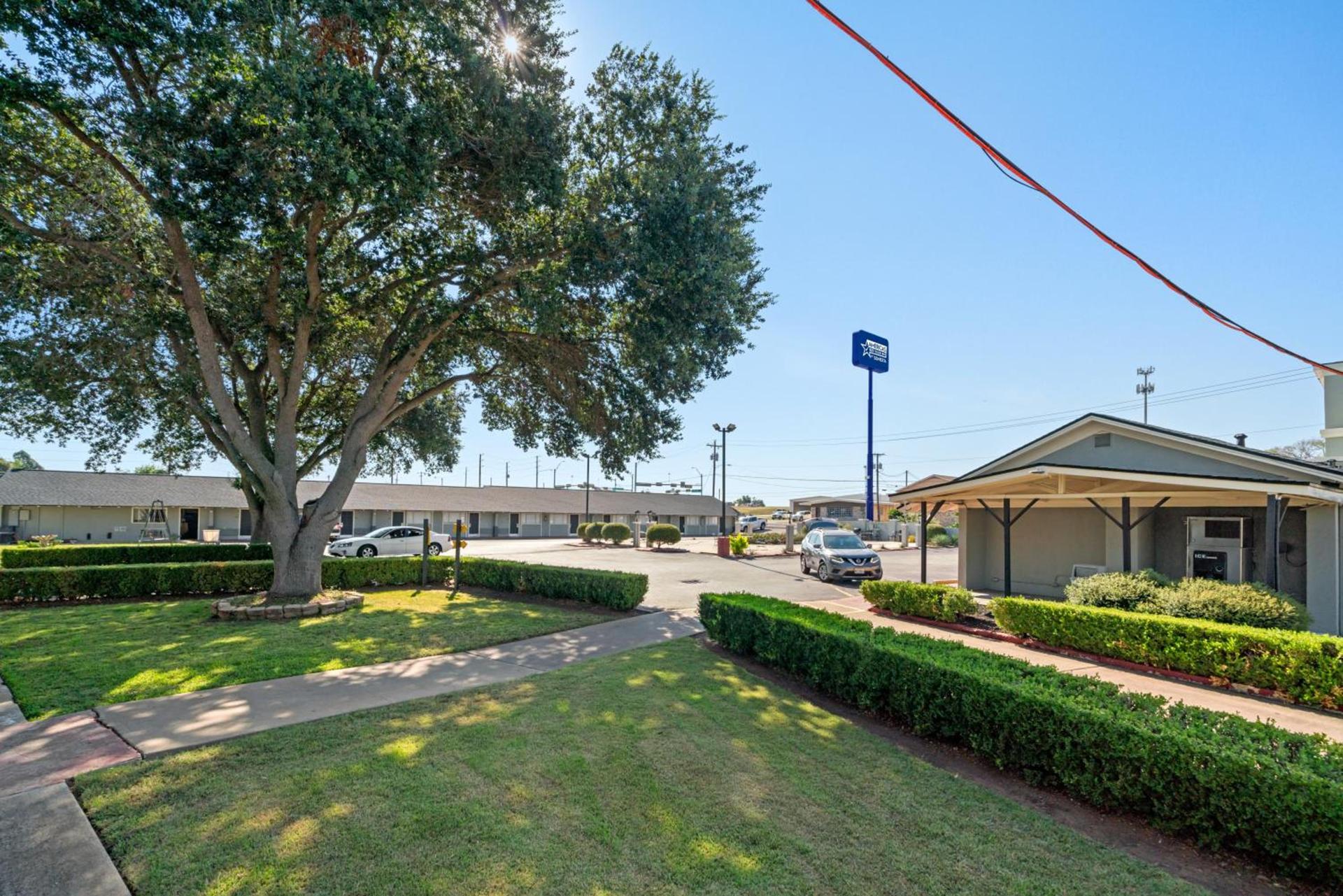 Americas Best Value Inn & Suites Brenham photo 9