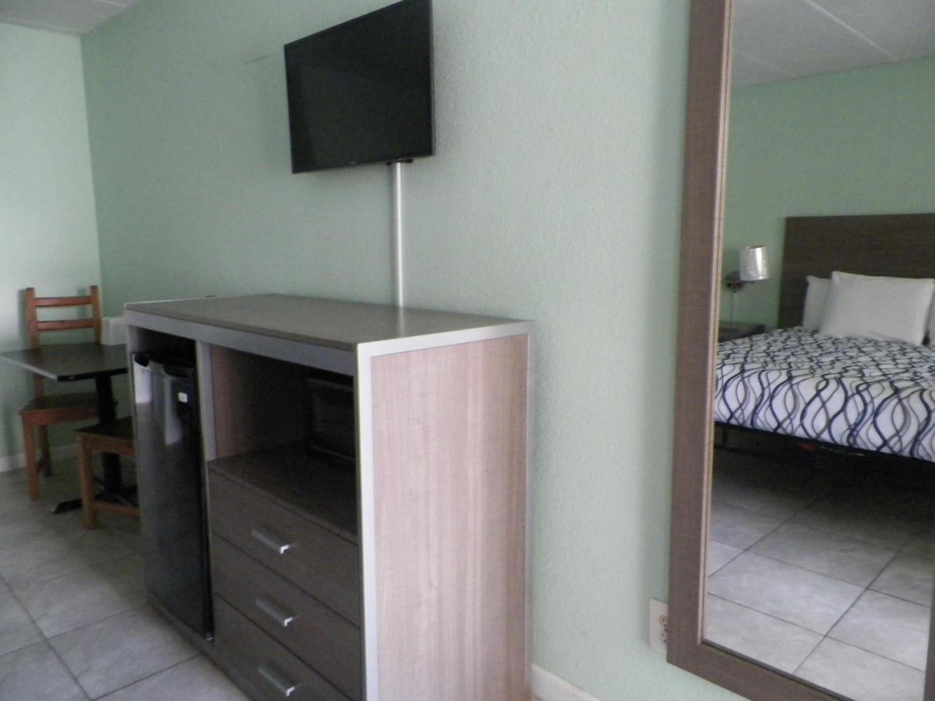Royal Canadian Motel photo 38