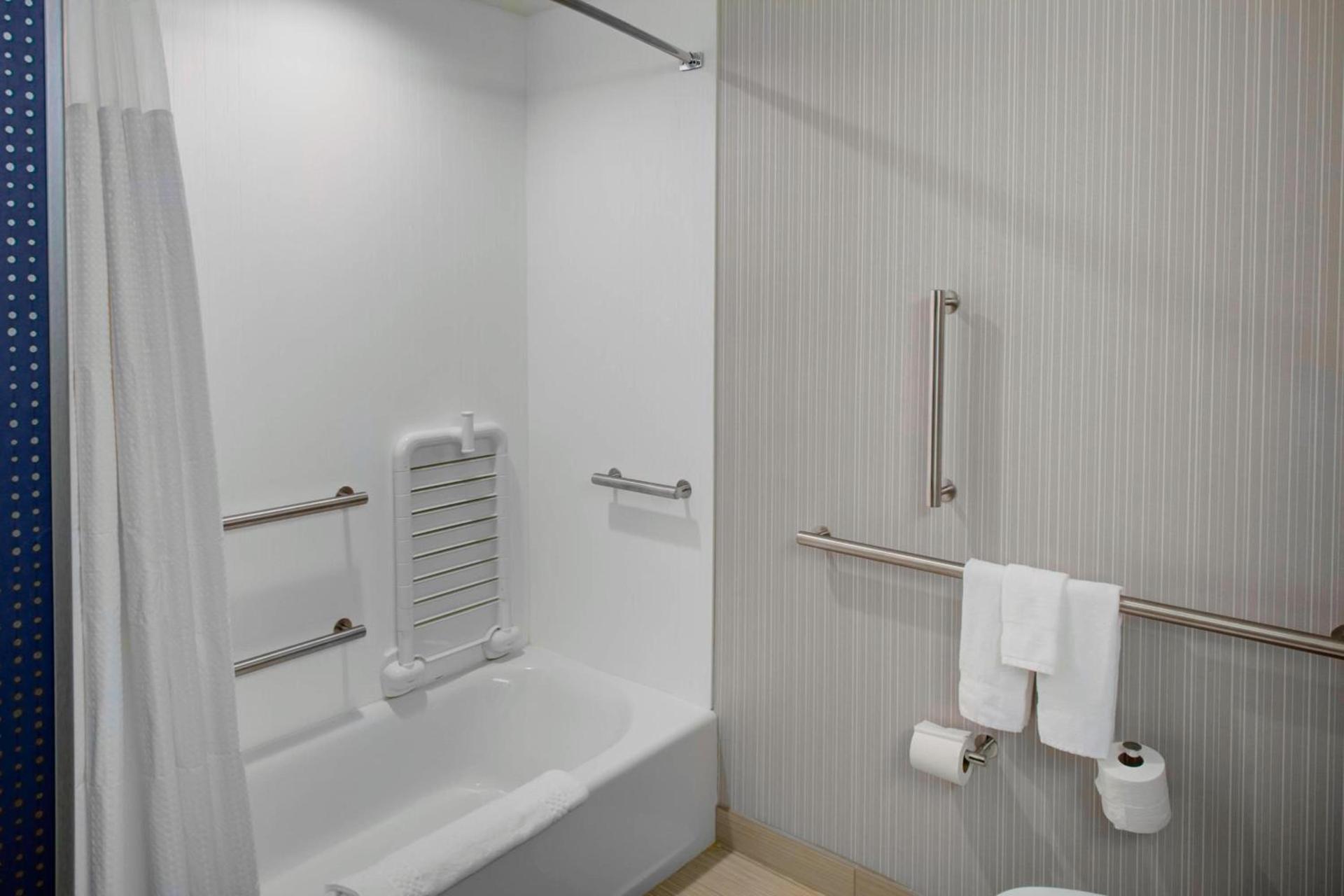 Courtyard by Marriott Atlanta Kennesaw photo 11