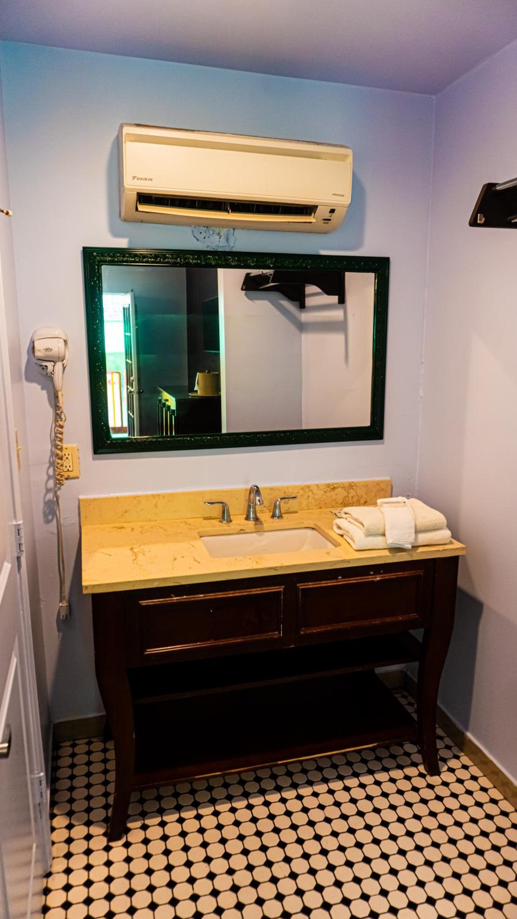 Historic Mardi Gras Inn photo 19
