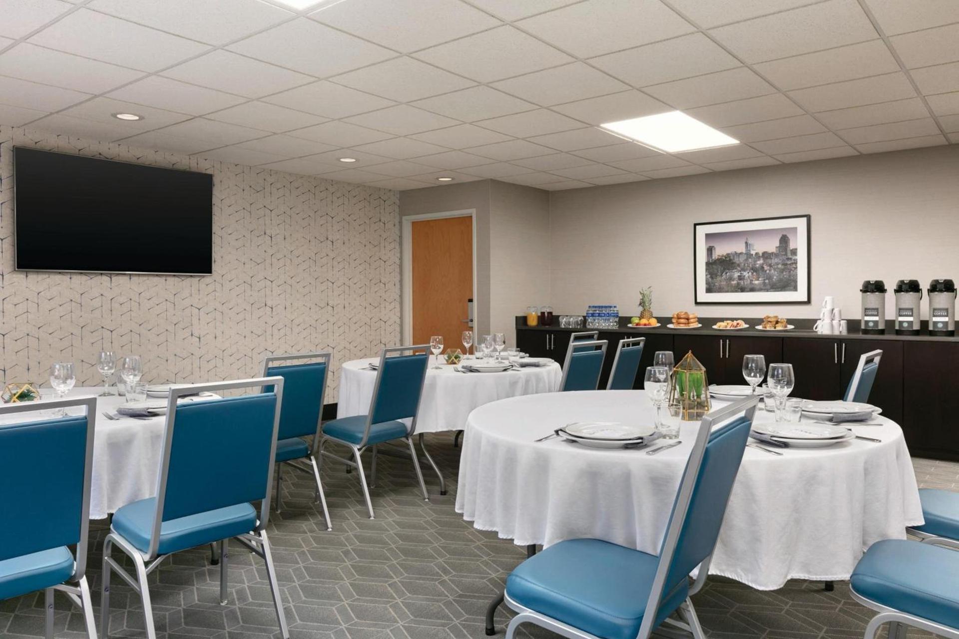 Four Points by Sheraton Raleigh Arena photo 32